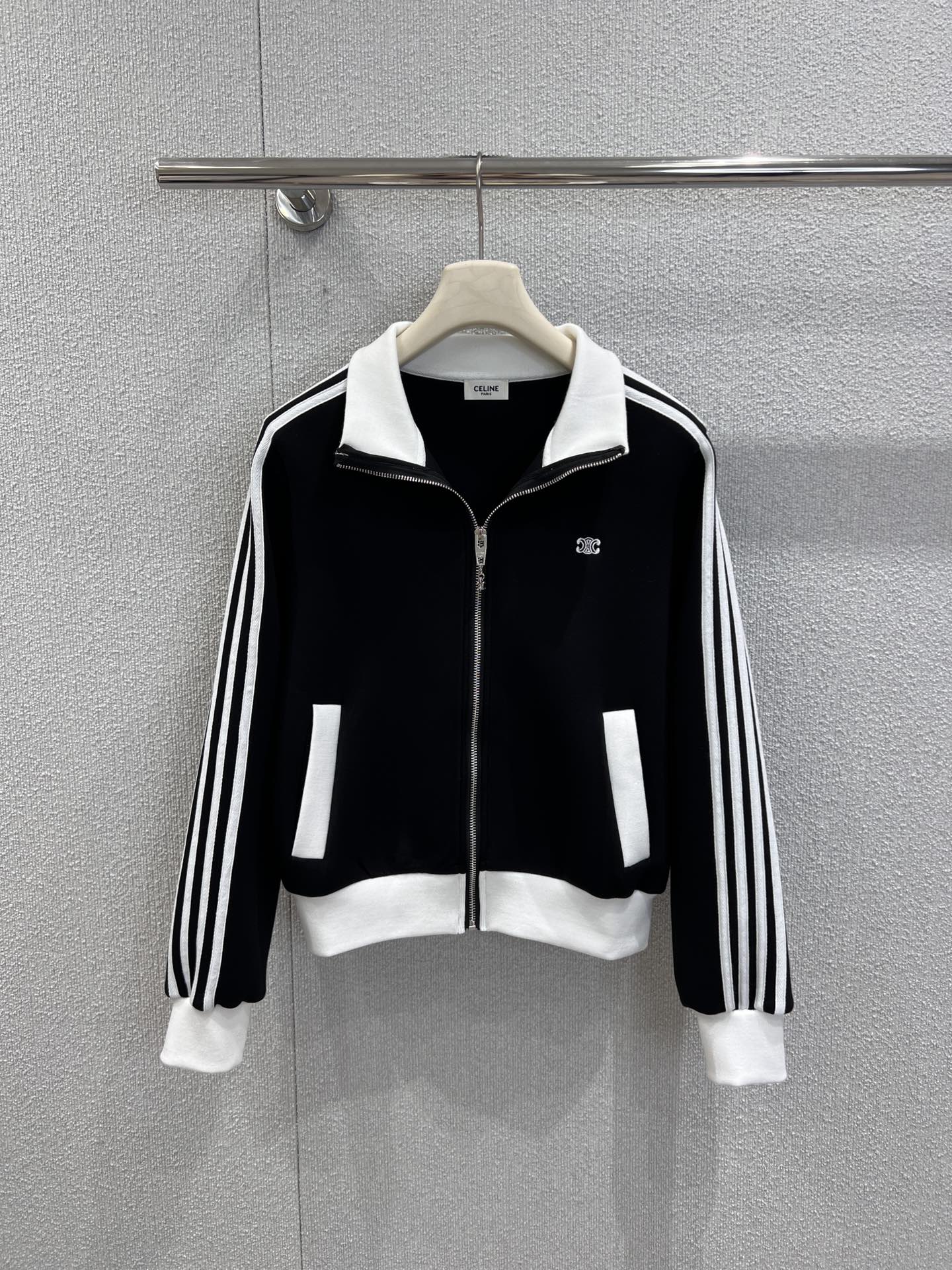 NO:609366,Supports exchange Celin* 25FW new autumn and winter Arc de Triomphe embroidered black and white contrast sports suit丨Exclusive high-end version!  The fabric is soft fufu air cotton, the jacket has a stand-up collar + full zipper design, the white ribbing on the cuffs/hem is neat and energetic, and the three white stripes on the side are Celine's high-end sense of casualness; the trousers are wide-legged and draped, and the drawstring waistband can pinch out the waistline and provide enough comfort margin, walking with wind but not dragging. Ready-made S/M/L real shot details, celine, jackets &  coats,alexander wang19860909支持换款 Celin* 25FW秋冬新款 凯旋门刺绣黑白撞色运动套装丨独家高版出品！面料是软fufu的空气棉,外套是立领+全拉链设计,袖口/下摆的白色罗纹收边利落又显精神,侧边三条白杠是Celine藏在休闲里的高级感；裤子是阔腿垂坠版型,抽绳腰头既能掐出腰线,又给足了舒适余量,走路带风却不拖沓.现货发售S/M/L实拍细节图,,celine,jackets & coats,alexander wang,Women's clothing