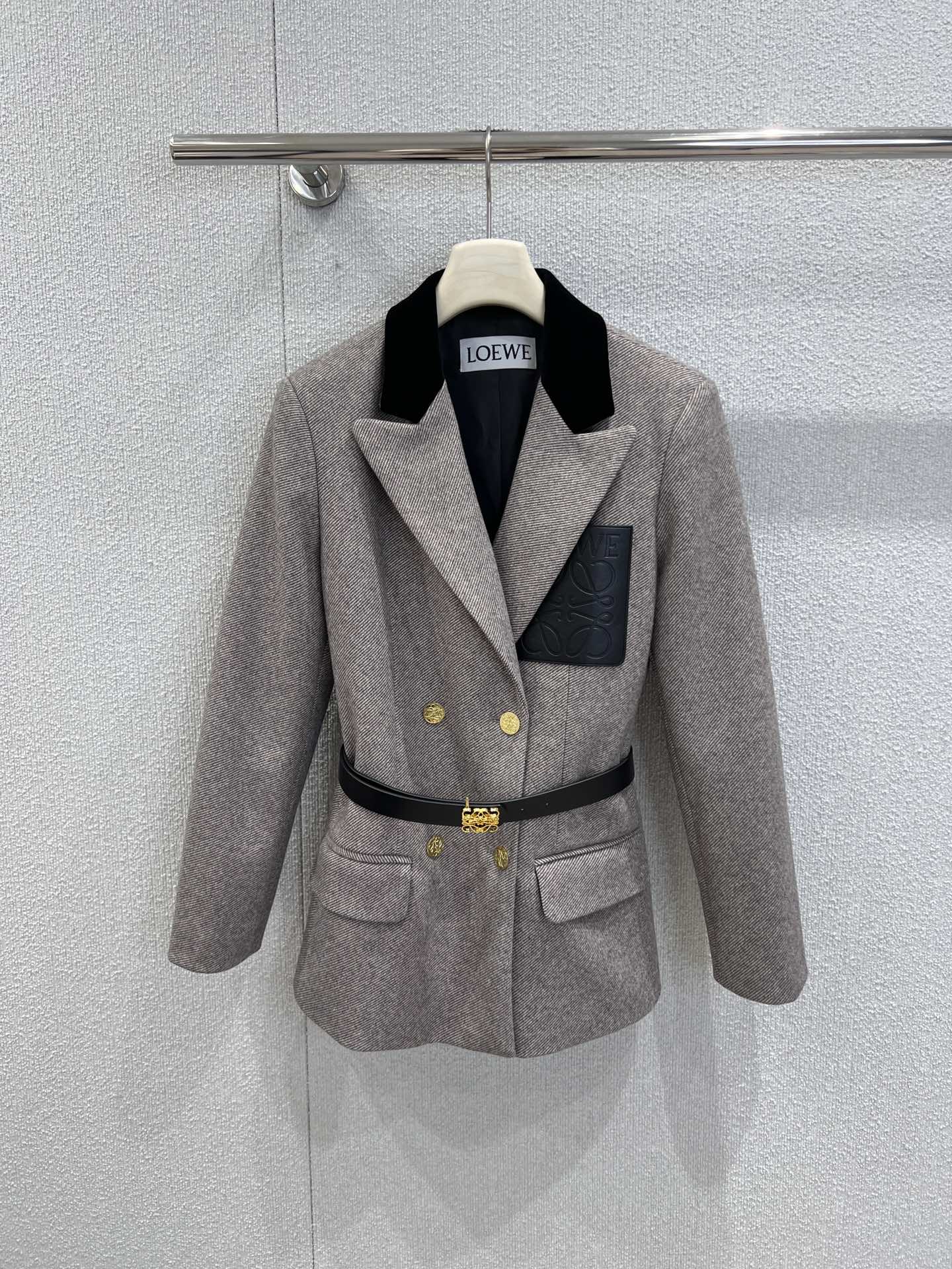 NO:609378,Supports exchange. Loew* 25FW new autumn and winter old money style double-breasted belt suit | Exclusive high-end version!  The variegated woolen fabric has its own retro filter, and the soft and crisp texture is wrapped in just the right amount of warmth; the lapel is spliced with velvet edges + the embossed leather label on the chest, and the recognition is hidden in the details. It is unobtrusive but full of texture. The double-breasted gold buckle + detachable belt is the finishing touch.  , the drape of the fabric is wrapped in the looseness that brings the wind when walking, and even the edges of the pockets are hemmed with the same fabric. It is an 'atmosphere hard currency' that can be worn from autumn to early winter. Ready-made S/M/L real shot details,, loewe, business  suit,alexander wang19860909支持换款 Loew* 25FW秋冬新款 老钱风双排扣腰带西装丨独家高版出品！杂色毛呢自带复古滤镜,软而挺括的肌理裹着恰到好处的暖；翻领拼接丝绒边+胸口压纹皮标,藏在细节里的辨识度,不张扬却处处是质感.双排金扣+可拆卸腰带是点睛之笔,面料垂感裹着走路带风的松弛,连口袋边缘都做了同面料包边,是能从秋天穿到初冬的“氛围感硬通货”.现货发售S/M/L实拍细节图,,loewe,business suit,alexander wang,Women's clothing