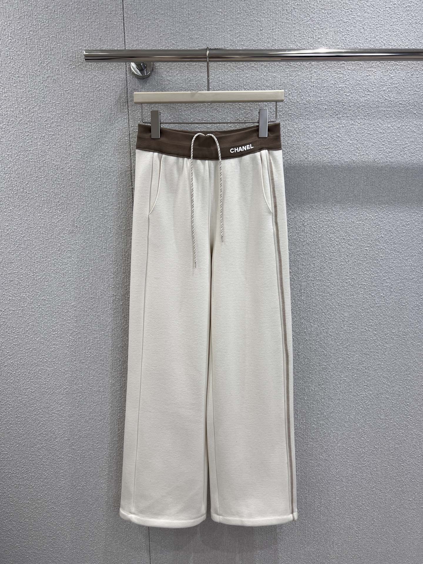 NO:608586,Supports exchange Chane* 25FW new autumn and winter velvet contrast waist casual trousers丨Exclusive high-end version!  The fabric is soft and boney, making it drapey but not slumping when walking. Even the edges of the pockets are hemmed in the same color. The waistband is the iconic brown and gray contrasting webbing with logo printed on it for self-recognition. The drawstring design can not only pinch out the waistline, but also provide enough comfort. The velvet lining is like a layer of soft clouds, warm but not bloated, perfect for single wear in southern autumn and winter. Ready-made S/M/L real shot details, chanel, alexander wang19860909支持换款 Chane* 25FW秋冬新款 加绒撞色腰休闲长裤丨独家高版出品！面料软而有骨,走路带垂感却不会垮,连口袋边缘都做了同色系包边,腰头是标志性的棕灰撞色织带,印着Logo自带辨识度,抽绳设计既能掐出腰线,又给足了舒适余量；加绒内里像裹了层软云,暖而不臃肿,南方秋冬单穿刚好.现货发售S/M/L实拍细节图,,chanel,alexander wang,Women's clothing