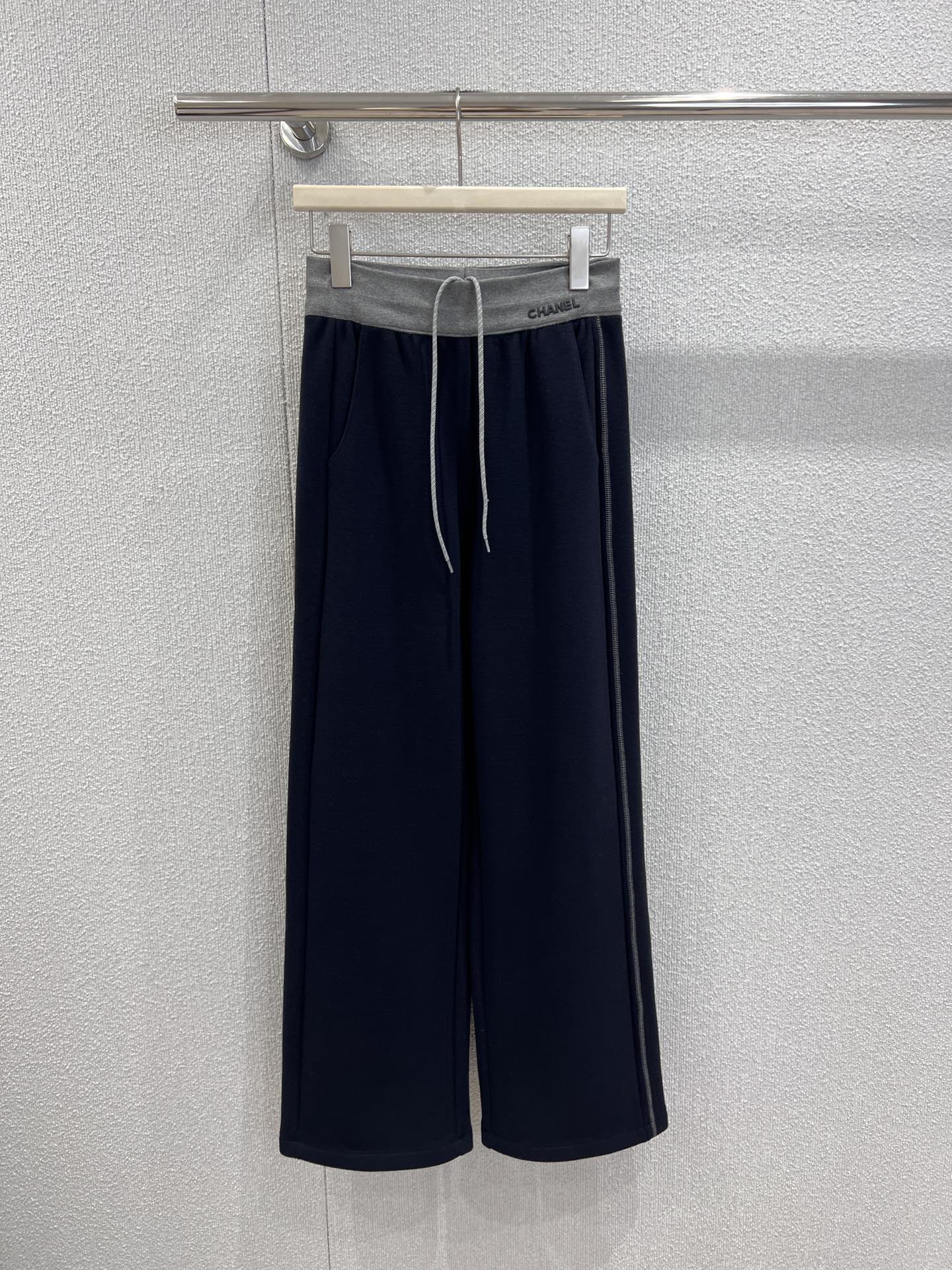 NO:608598,Supports exchange Chane* 25FW new autumn and winter velvet contrast waist casual trousers丨Exclusive high-end version!  The fabric is soft and boney, making it drapey but not slumping when walking. Even the edges of the pockets are hemmed in the same color. The waistband is the iconic brown and gray contrasting webbing with logo printed on it for self-recognition. The drawstring design can not only pinch out the waistline, but also provide enough comfort. The velvet lining is like a layer of soft clouds, warm but not bloated, perfect for single wear in southern autumn and winter. Ready-made S/M/L real shot details, chanel, alexander wang19860909支持换款 Chane* 25FW秋冬新款 加绒撞色腰休闲长裤丨独家高版出品！面料软而有骨,走路带垂感却不会垮,连口袋边缘都做了同色系包边,腰头是标志性的棕灰撞色织带,印着Logo自带辨识度,抽绳设计既能掐出腰线,又给足了舒适余量；加绒内里像裹了层软云,暖而不臃肿,南方秋冬单穿刚好.现货发售S/M/L实拍细节图,,chanel,alexander wang,Women's clothing