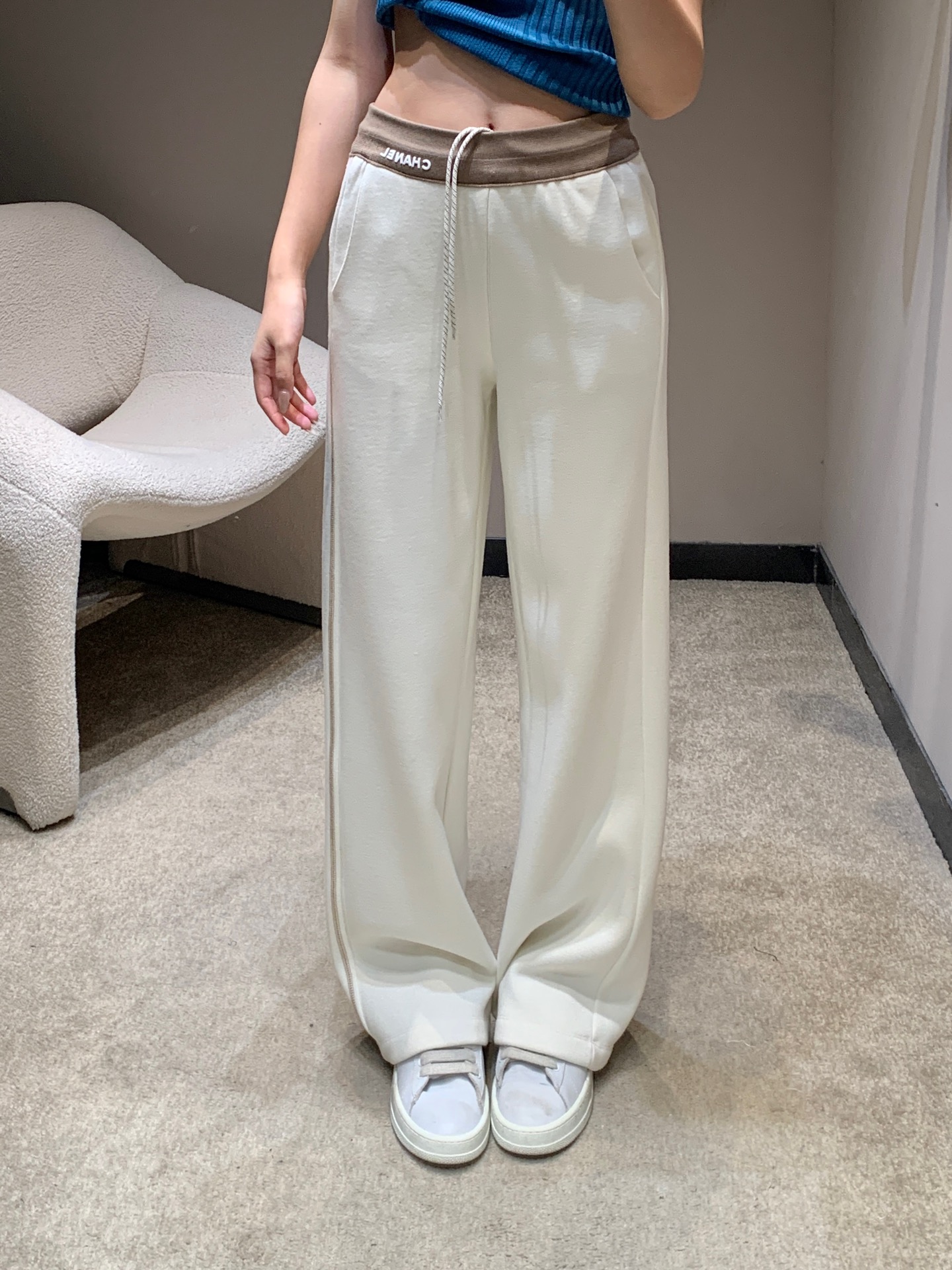 NO:608592,Chane* 25FW new autumn and winter style velvet contrast waist casual trousers丨Exclusive high-end version!  The fabric is soft and boney, making it drapey when walking but not slumping. Even the edges of the pockets are hemmed in the same color. The waistband is the iconic brown and gray contrasting webbing with logo printed on it for recognition. The drawstring design can not only pinch out the waistline, but also provide enough comfort. The velvet lining is like a layer of soft clouds, warm but not bloated, perfect for single wear in southern autumn and winter. Available now S/M/L, Chanel, Alexander Wang19860909Chane* 25FW秋冬新款 加绒撞色腰休闲长裤丨独家高版出品！面料软而有骨,走路带垂感却不会垮,连口袋边缘都做了同色系包边,腰头是标志性的棕灰撞色织带,印着Logo自带辨识度,抽绳设计既能掐出腰线,又给足了舒适余量；加绒内里像裹了层软云,暖而不臃肿,南方秋冬单穿刚好.现货发售S/M/L,,chanel,alexander wang,Women's clothing