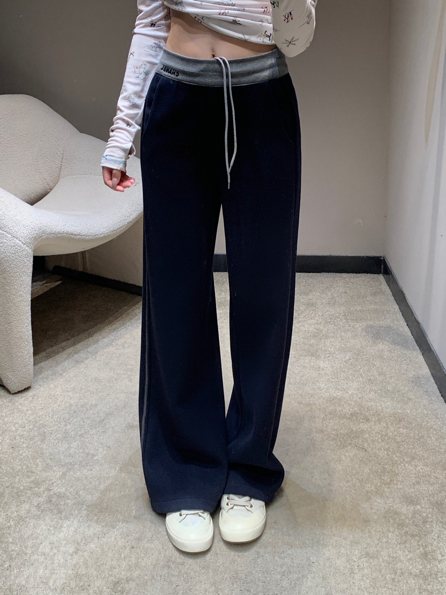 NO:608604,Chane* 25FW new autumn and winter style velvet contrast waist casual trousers丨Exclusive high-end version!  The fabric is soft and boney, making it drapey when walking but not slumping. Even the edges of the pockets are hemmed in the same color. The waistband is the iconic brown and gray contrasting webbing with logo printed on it for recognition. The drawstring design can not only pinch out the waistline, but also provide enough comfort. The velvet lining is like a layer of soft clouds, warm but not bloated, perfect for single wear in southern autumn and winter. Available now S/M/L, Chanel, Alexander Wang19860909Chane* 25FW秋冬新款 加绒撞色腰休闲长裤丨独家高版出品！面料软而有骨,走路带垂感却不会垮,连口袋边缘都做了同色系包边,腰头是标志性的棕灰撞色织带,印着Logo自带辨识度,抽绳设计既能掐出腰线,又给足了舒适余量；加绒内里像裹了层软云,暖而不臃肿,南方秋冬单穿刚好.现货发售S/M/L,,chanel,alexander wang,Women's clothing