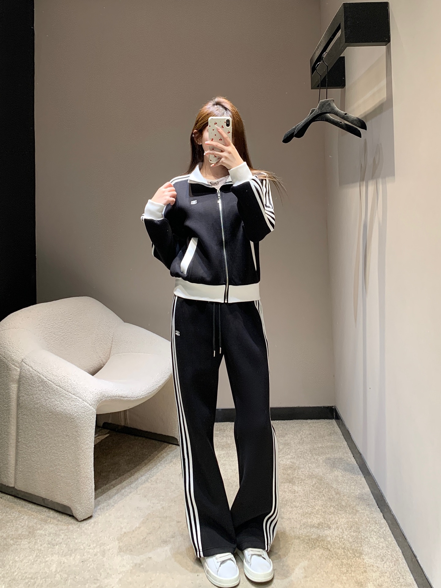 NO:609372,Celin* 25FW new autumn and winter Arc de Triomphe embroidered black and white contrast sports suit | Exclusive high-end version!  The fabric is soft fufu air cotton, the jacket has a stand-up collar + full zipper design, the white ribbing on the cuffs/hem is neat and energetic, and the three white stripes on the side are Celine’s high-end sense hidden in casualness; the pants are wide-legged and drapey, and the drawstring waistband can pinch out the waistline and provide enough comfort margin, so you can walk with wind without dragging. Ready for sale S/M/L,,celine,jackets & coats,alexander wang19860909Celin* 25FW秋冬新款 凯旋门刺绣黑白撞色运动套装丨独家高版出品！面料是软fufu的空气棉,外套是立领+全拉链设计,袖口/下摆的白色罗纹收边利落又显精神,侧边三条白杠是Celine藏在休闲里的高级感；裤子是阔腿垂坠版型,抽绳腰头既能掐出腰线,又给足了舒适余量,走路带风却不拖沓.现货发售S/M/L,,celine,jackets & coats,alexander wang,Women's clothing