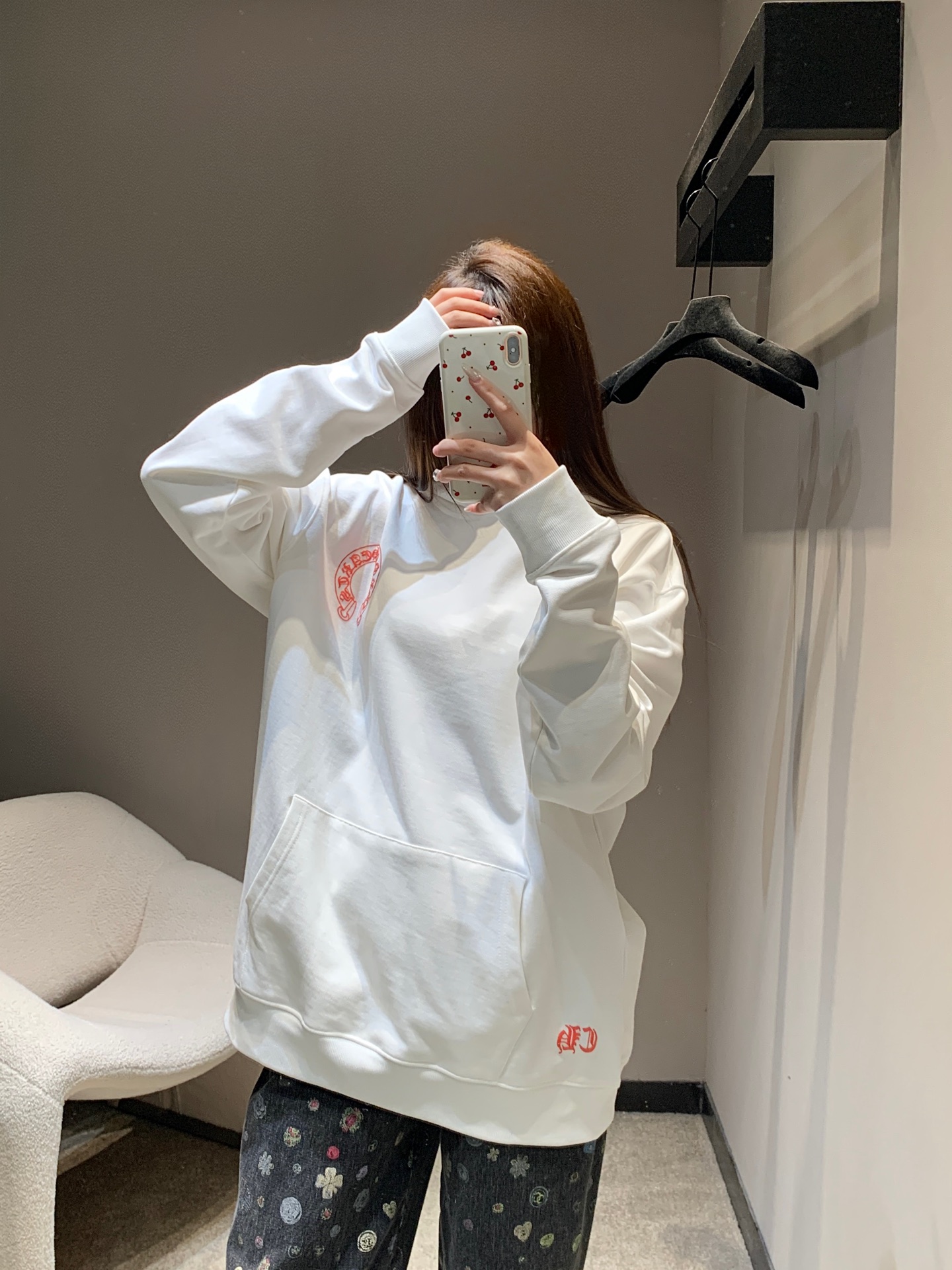 NO:609420,Chorme heart* 25Fw new autumn and winter new front and back printed hooded sweatshirt丨Exclusive high-end version!  The cherry blossom pink/milk white dual colors are very exciting!  The front side has an exquisite iconic print, and the large-area totem pattern on the back brings street tension. The soft terry fabric is wrapped in just the right amount of warmth. The oversized dropped shoulder version is friendly to all body shapes. White pants make it a gentle and relaxed sweet girl. The patterned pants add a bit of a rebellious tone and can be worn directly for daily outings (coffee). Available in stock S/M/L, versace, hoodie, sweatshirts, hats, alexander wang19860909Chorme heart* 25Fw秋冬新款 前后印花连帽卫衣丨独家高版出品！樱花粉/奶白双配色都很戳！前侧是精致的标志性印花,后背的大面积图腾纹样自带街头张力,软乎乎的毛圈面料裹着刚好的暖,Oversize落肩版型对各种身形都友好配白裤是温柔松弛的甜妹,搭花裤又多了点叛逆腔调,日常出街[咖啡]局都能直接套上走.现货发售S/M/L,,versace,hoodie,sweatshirts,hats,alexander wang,Women's clothing