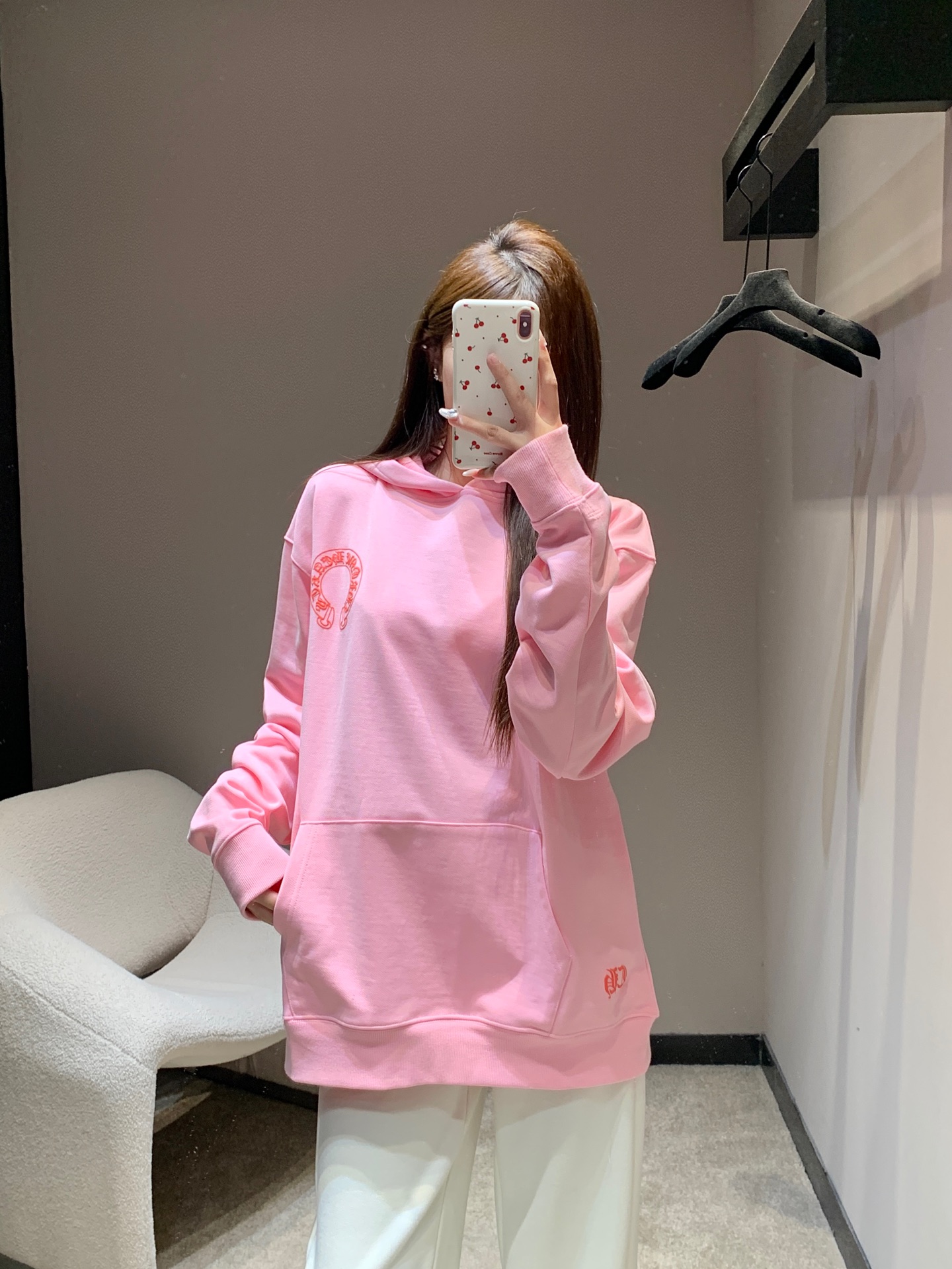 NO:609373,Chorme heart* 25Fw new autumn and winter new front and back printed hooded sweatshirt丨Exclusive high-end version!  The cherry blossom pink/milk white dual colors are very exciting!  The front side has an exquisite iconic print, and the large-area totem pattern on the back brings street tension. The soft terry fabric is wrapped in just the right amount of warmth. The oversized dropped shoulder version is friendly to all body shapes. White pants make it a gentle and relaxed sweet girl. The patterned pants add a bit of a rebellious tone and can be worn directly for daily outings (coffee). Available in stock S/M/L, versace, hoodie, sweatshirts, hats, alexander wang19860909Chorme heart* 25Fw秋冬新款 前后印花连帽卫衣丨独家高版出品！樱花粉/奶白双配色都很戳！前侧是精致的标志性印花,后背的大面积图腾纹样自带街头张力,软乎乎的毛圈面料裹着刚好的暖,Oversize落肩版型对各种身形都友好配白裤是温柔松弛的甜妹,搭花裤又多了点叛逆腔调,日常出街[咖啡]局都能直接套上走.现货发售S/M/L,,versace,hoodie,sweatshirts,hats,alexander wang,Women's clothing