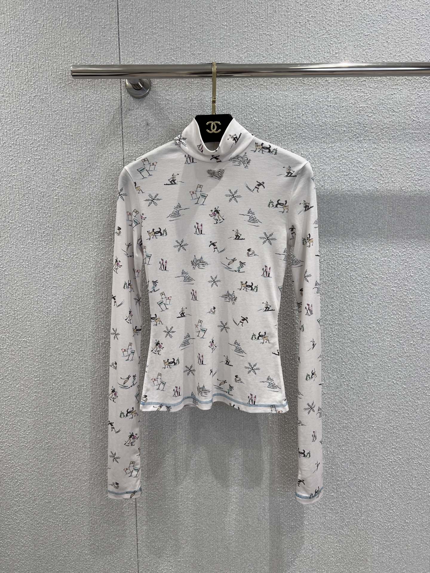 NO:609410,Support exchange Chan*l 25N ski series hand-painted ski print bow turtleneck bottoming shirt丨exclusively developed by yb!  High quality production!  The original customized cupro silk fabric is soft and skin-friendly, and the skiers, deer, and snowflakes in the Alpine ski resort are all made into hand-painted patterns. The diamond-filled bow on the neckline is the finishing touch!  The blingbling details bring a sense of elegance and are eye-catching without the need for additional accessories!  Recommended for everyone to get one!  The 'universal outfit' for autumn and winter wear is now on sale, S/M/L real-life detailed pictures,,chanel,alexander wang19860909支持换款 Chan*l 25N滑雪系列 手绘滑雪印花蝴蝶结高领打底衫丨独家yb开发！高版出品！原版定制铜氨丝软薄贴肤面料,把阿尔卑斯雪场的滑雪小人、小鹿、雪花都做成了手绘图案,领口的满钻蝴蝶结是点睛之笔！blingbling的细节自带贵气,不用额外搭配饰品就足够吸睛！推荐人手一件！秋冬穿搭的「万能搭子」现货发售S/M/L实拍细节图,,chanel,alexander wang,Women's clothing