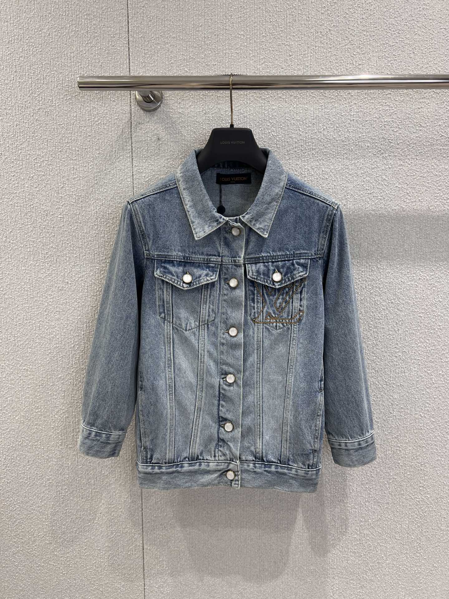 NO:610929,Support exchange Louis Vuitt*n 25Fw new autumn and winter pocket embroidered denim jacket丨exclusively developed by yb!  High quality production!  Light blue washed denim has a gentle distressed texture, soft and stylish drape, pearl texture buttons + waist-cinching version, and low-key embroidery on the pockets, hiding exquisiteness in every place. The thickness is just right for autumn and winter. The sweater inside is not bulky. It can be worn open for casual outer wear, and buttoned up as a neat short jacket!  Ready sale S/M/L real shot details,,louis vuitton,jackets & coats,sweaters,alexander wang19860909支持换款 Louis Vuitt*n 25Fw秋冬新款 口袋刺绣牛仔外套丨独家yb开发！高版出品！浅蓝水洗牛仔自带温柔做旧肌理,软而有型的垂坠感,珍珠质感纽扣+收腰版型,口袋处的低调刺绣,把精致藏在每一处,厚度刚好适配秋冬,内搭毛衣不臃肿,敞开穿是随性外搭,扣上是利落短外套！现货发售S/M/L实拍细节图,,louis vuitton,jackets & coats,sweaters,alexander wang,Women's clothing