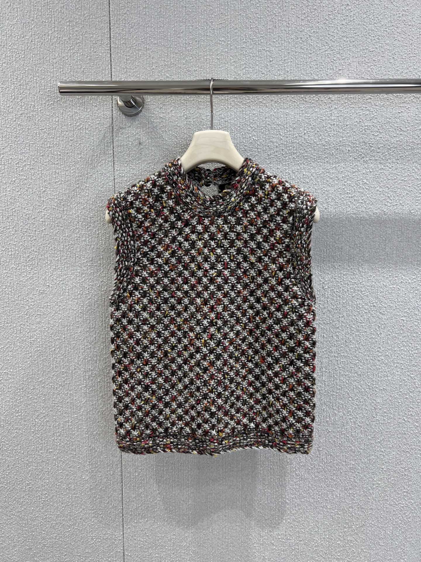 NO:609422,Supports exchange Loro Pia*a 25FW new autumn and winter floral gauze leather buckle blended hand-sewn knitted round neck vest丨Exclusively developed by yb!  High quality production!  It is made of special blended fabrics with rich tones. The terry yarn enhances the three-dimensional effect and texture. The exquisite and complicated stitching is reminiscent of the artistic beauty of hand-crocheting. The hook-knitting process on both sides is a minimalist round neck that is casual and elegant. There are two pieces of leather on the back to highlight the exquisite and elegant style. The yarn is soft and comfortable and has an incomparable texture!  Ready sale S/M/L real shot details,,loro piana,alexander wang19860909支持换款 Loro Pia*a 25FW秋冬新款 花纱皮扣混纺手缝针织圆领背心丨独家yb开发！高版出品！采用特种混纺面料制成 色调丰富,毛圈纱线增强了立体感和纹理质感,精美繁复的针法令人联想起手工钩织的艺术之美,两侧勾花工艺极简圆领随性大气,后背配有两枚皮革 彰显精致典雅格调,纱线软糯舒适质感无敌赞！现货发售S/M/L实拍细节图,,loro piana,alexander wang,Women's clothing