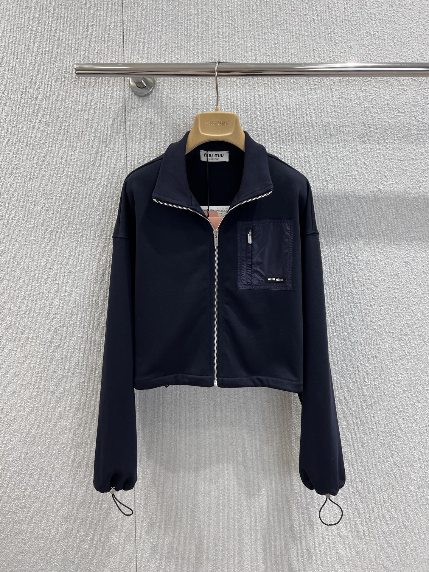 NO:610239,The jacket supports exchange. MiuMi* 25FW new autumn and winter style, navy blue zipper jacket with pocket + skirt suit | Exclusively developed by yb!  High quality production!  The stand-up collar zipper + loose silhouette hides the flesh and has a youthful feel. Contrast patch pockets + metal zipper embellishment, workwear-style small details add sophistication. The drawstring design at the hem can be loosened or tightened. The 'lazy curvature' short A-line skirt made of the same material is suitable for different body types. It has a high waist + slightly hip-hugging version, and the leg length is directly stretched!  Ready-made S/M/L real shot details,,miumiu,skirts,jackets & coats,jackets & coats,alexander wang19860909外套支持换款 MiuMi* 25FW秋冬新款 藏青兜饰拉链夹克+半裙套装丨独家yb开发！高版出品！立领拉链+宽松廓形,藏肉又自带少年感,撞料贴袋+金属拉链缀饰,工装风小细节拉满精致度,下摆抽绳设计,可松可紧,适配不同身材的“慵懒弧度”同料短款A字裙,高腰+微包臀版型,腿长直接拉满！现货发售S/M/L实拍细节图,,miumiu,skirts,jackets & coats,jackets & coats,alexander wang,Women's clothing