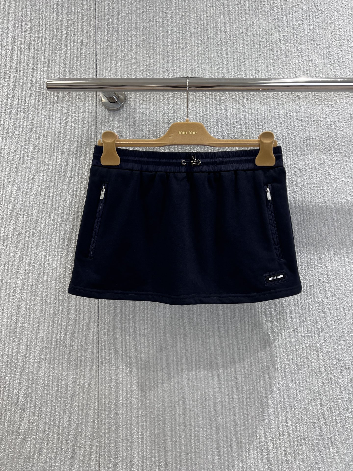 NO:610244,Semi-supported exchange, MiuMi* 25FW new autumn and winter style, navy blue pocket zipper jacket + skirt suit | Exclusively developed by yb!  High quality production!  The stand-up collar zipper + loose silhouette hides the flesh and has a youthful feel. Contrast patch pockets + metal zipper embellishment, workwear-style small details add sophistication. The drawstring design at the hem can be loosened or tightened. The 'lazy curvature' short A-line skirt made of the same material is suitable for different body types. It has a high waist + slightly hip-hugging version, and the leg length is directly stretched!  Ready sale S/M/L real shot details,,miumiu,skirts,jackets & coats,alexander wang19860909半支持换款 MiuMi* 25FW秋冬新款 藏青兜饰拉链夹克+半裙套装丨独家yb开发！高版出品！立领拉链+宽松廓形,藏肉又自带少年感,撞料贴袋+金属拉链缀饰,工装风小细节拉满精致度,下摆抽绳设计,可松可紧,适配不同身材的“慵懒弧度”同料短款A字裙,高腰+微包臀版型,腿长直接拉满！现货发售S/M/L实拍细节图,,miumiu,skirts,jackets & coats,alexander wang,Women's clothing