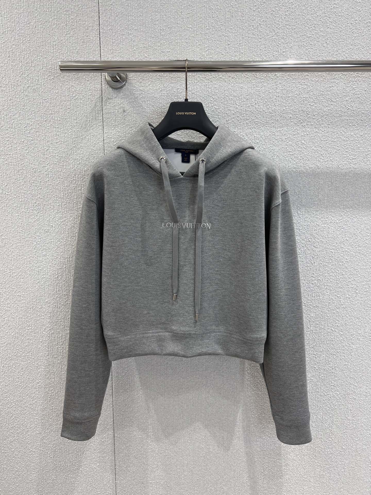 NO:609392,Support exchange Louis Vuit*on 25Fw new autumn and winter micro-label embroidered drawstring hooded sweatshirt丨Exclusively developed by yb!  High quality production!  Air layer composite fabric is as light as a cloud but very warm!  The looming micro-label embroidery on the chest is a sign of 'unconsciously high-end'; the metal head drawstring + short slightly loose version, pull up to show neatness, expose the waist to show the proportion, the switch between sweet and cool depends on matching ~ Wearing in autumn and winter can hide laziness and looseness ~ Ready-made S/M/L real shot details, louis vuitton, hoodie, sweatshirts, hats, alexander wang19860909支持换款 Louis Vuit*on 25Fw秋冬新款 微标刺绣抽绳连帽卫衣丨独家yb开发！高版出品！空气层复合面料,轻如云朵却暖得很实在！胸前若隐若现的微标刺绣,是懂“不经意高级”的小心机；金属头抽绳+短款微宽松版型,拉上显利落、露腰显比例,甜酷切换全凭搭配~秋冬穿不压身还能藏住慵懒松弛~现货发售S/M/L实拍细节图,,louis vuitton,hoodie,sweatshirts,hats,alexander wang,Women's clothing