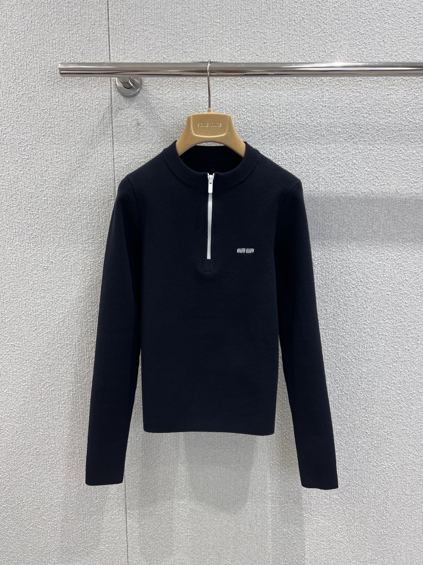 NO:609379,Support exchange MiuM*u 25FW new autumn and winter micro-label wool half-zip knitted sweater丨Exclusively developed by yb!  High quality production!  Soft and waxy wool knitted fabric, with a delicate velvet feel, half-zip stand-up collar + slightly loose fit, which can be zipped up to create a neat atmosphere, or opened to reveal the inner shirt collar, you can switch between sweet and cool as you like; the letter logo on the side is a low-key touch for brand lovers!  The relaxed and delicate feeling in the autumn and winter atmosphere is perfectly captured by this wool sweater!  Ready for sale S/M/L real shot details,,miumiu,sweaters,shirts,alexander wang19860909支持换款 MiuM*u 25FW秋冬新款 微标羊毛半拉链针织毛衣丨独家yb开发！高版出品！软糯羊毛针织面料,自带细腻绒感,半拉链立领+微宽松版型,既能拉上打造利落氛围感,也能敞开露出内搭衬衫领,甜酷随你切换；侧边的字母标识,低调戳中品牌控的心巴！秋冬氛围里的松弛精致感,被这件羊毛毛衣狠狠拿捏！现货发售S/M/L实拍细节图,,miumiu,sweaters,shirts,alexander wang,Women's clothing