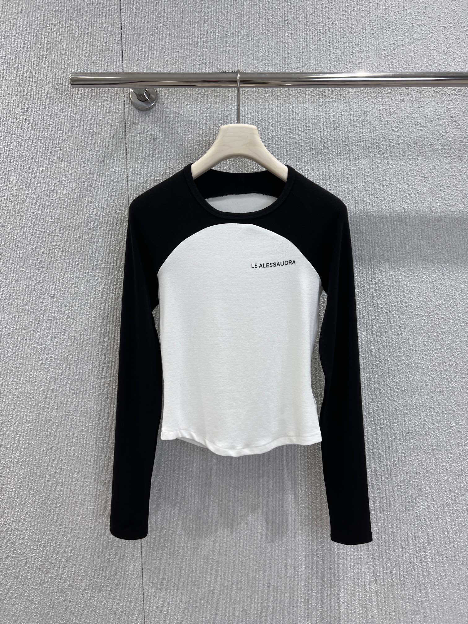 NO:610245,Supports exchange of styles. Designer’s new 25FW autumn and winter letter printed color matching long-sleeved bottoming T-shirt | Exclusive high-end version!  The fine knitted fabric is soft and skin-friendly, with contrasting black and white splicing. It is clean and has its own visual hierarchy. The slim-fitting and slightly elastic silhouette just sticks to the waist and hip line but is not tight. The 'baseball shirt-style contrasting' shoulder sleeves are spliced, which brings a sense of retro relaxation. Wearing alone is 'low-key and sexy', layering is 'the finishing touch'. Ready-made S/M/L real shot details, tees, t-shirt, alexander wang19860909支持换款 设计师25FW秋冬新款 字母印花拼色长袖打底T恤丨独家高版出品！细针织面料软糯亲肤,黑+白撞色拼接,干净利落又自带视觉层次,修身微弹的紧身廓形,刚好贴出腰臀线条却不紧绷,肩袖拼接的“棒球衫式撞色”,自带复古松弛感,单穿是“低调小性感”,叠穿是“点睛内搭”.现货发售S/M/L实拍细节图,,tees，t-shirt,alexander wang,Women's clothing