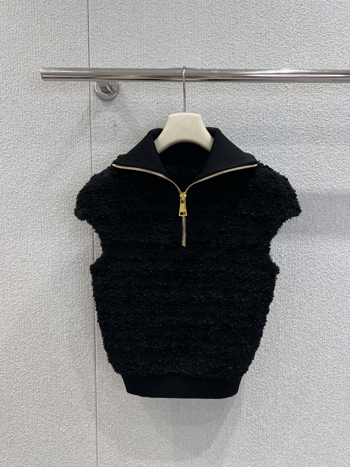 NO:610234,Supports exchange Balm*in 25FW new autumn and winter zipper lapel short-sleeved knitted top | Exclusively developed by yb!  High quality production!  Three-dimensional terry knitted fabric, metal zipper on the collar + golden lock buckle, is exquisite engraved in the DNA. It is casual when worn half open, and neat when worn fully, and you can switch styles with one click; the classic lapel weakens the softness of knitting, and the short waist is just suitable for high-waisted pants/skirts. It is neat and proportional, and layered coats in autumn and winter do not weigh down. Ready-made S/M/L real shot details, balmain, skirts, T-shirt, alexander wang19860909支持换款 Balm*in 25FW秋冬新款 拉链翻领短袖针织上衣丨独家yb开发！高版出品！立体毛圈针织面料,领口金属拉链+金色锁扣,是刻在DNA里的精致,半开穿随性、拉满穿利落,一键切换风格；经典翻领削弱针织的软,短款露腰刚好适配高腰裤/裙,利落显比例,秋冬叠穿大衣也不压个子.现货发售S/M/L实拍细节图,,balmain,skirts,T-shirt,alexander wang,Women's clothing