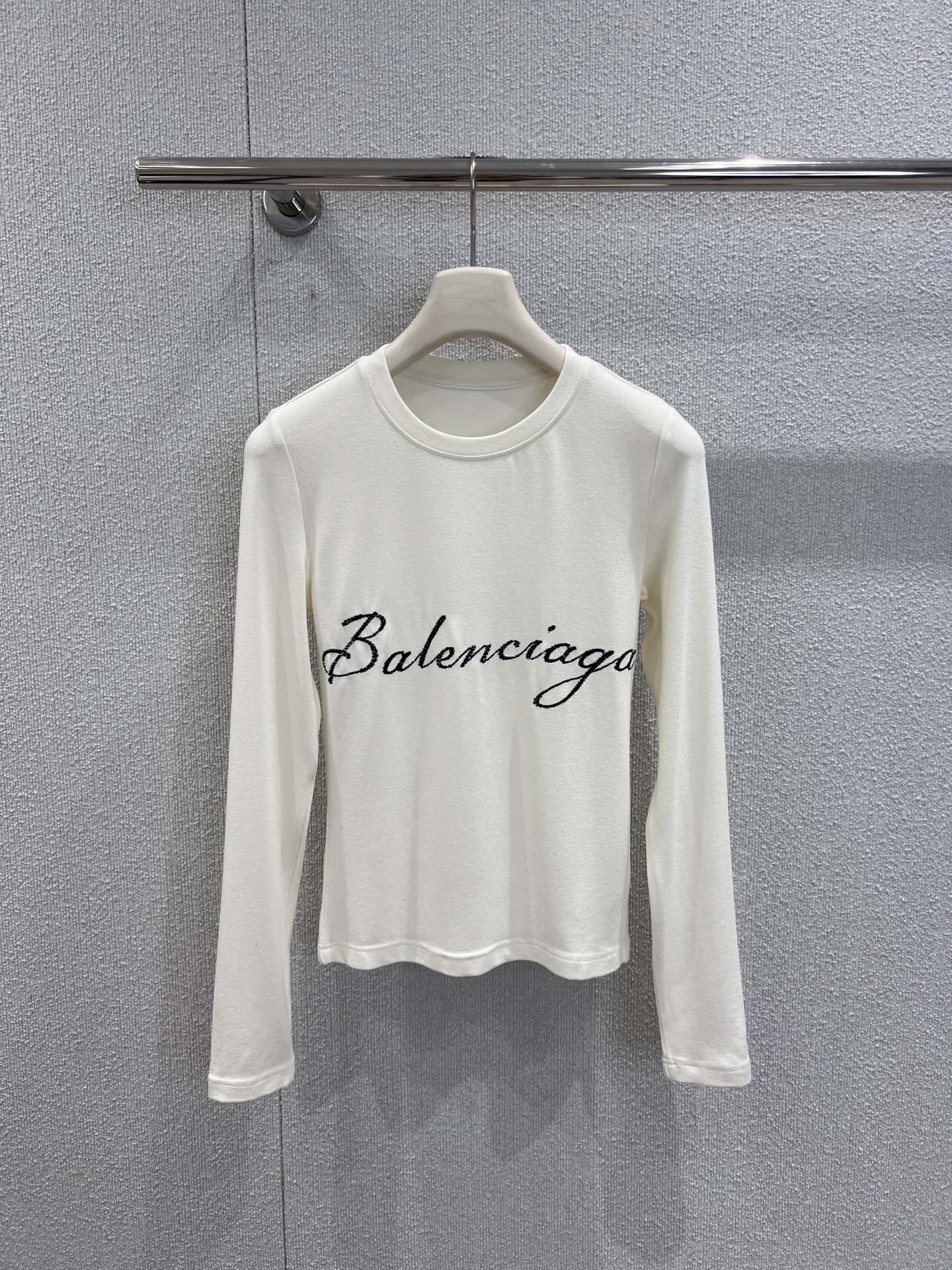 NO:610202,Supports exchange Balenci*ga 25FW new autumn and winter letter embroidered long-sleeved bottoming T-shirt丨Exclusive high-end version!  Imported fine knitted fabric, soft and skin-friendly with a bit of 'skinny', it is not stuffy when worn close to the body, the slim and slightly stretchy tight silhouette just fits the body curve without tightening the skin, the shoulder and neck lines, and the waist-to-hip ratio have been quietly optimized. Wearing it alone is 'casually sexy', layering it is 'exquisite inner wear that does not steal the show'. Ready-made S/M/L real shot details, balenciaga, tees, t-shirt, alexander wang19860909支持换款 Balenci*ga 25FW秋冬新款 字母刺绣长袖打底T恤衫丨独家高版出品！进口细针织面料,软糯亲肤又带点“骨感”,贴身穿不闷汗,修身微弹的紧身廓形,刚好贴住身材曲线却不勒肤,肩颈线条、腰臀比例都被悄悄优化,单穿是“不经意的性感”,叠穿是“不抢戏的精致内搭”.现货发售S/M/L实拍细节图,,balenciaga,tees，t-shirt,alexander wang,Women's clothing