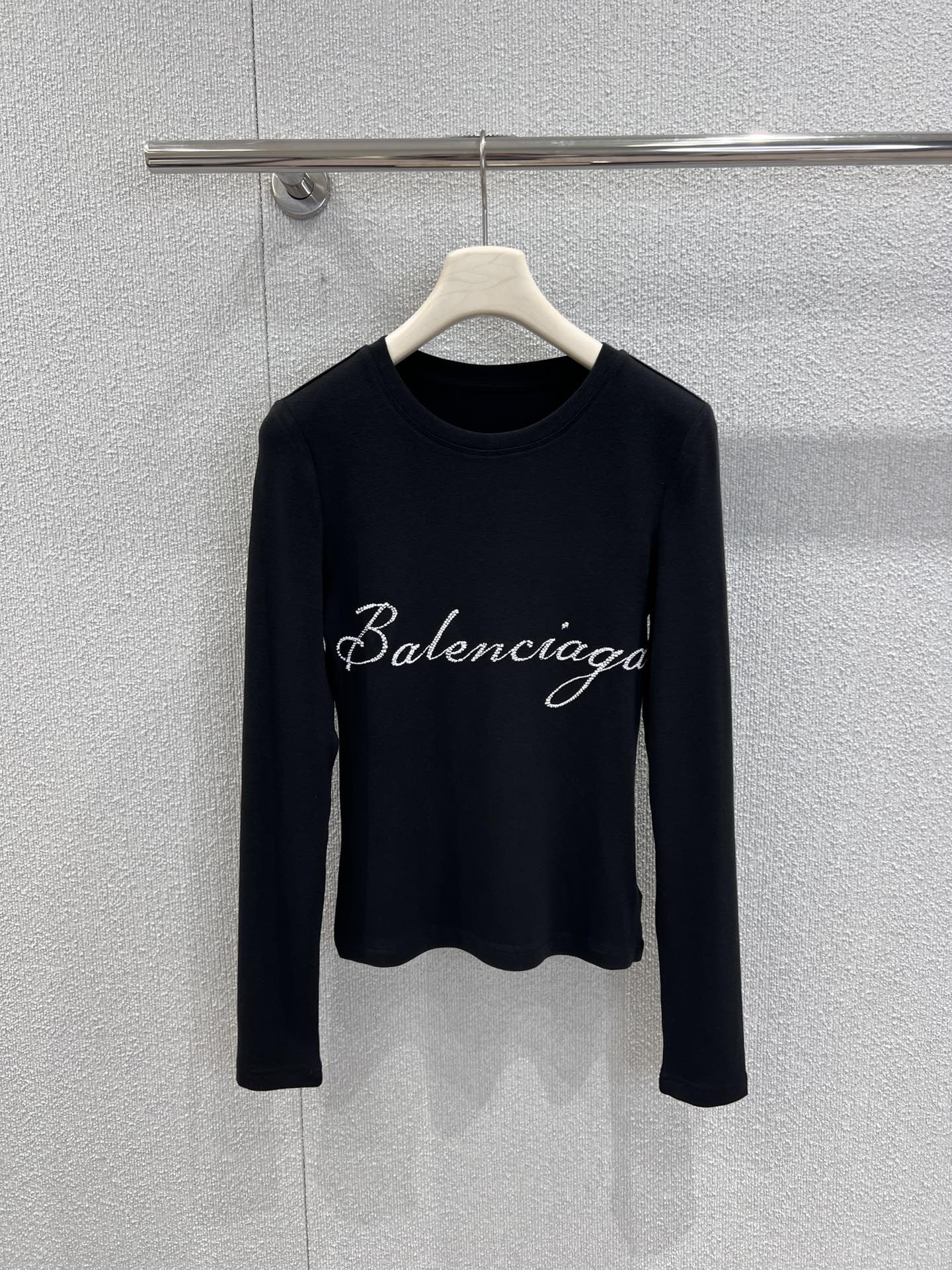 NO:610214,Supports exchange Balenci*ga 25FW new autumn and winter letter embroidered long-sleeved bottoming T-shirt丨Exclusive high-end version!  Imported fine knitted fabric, soft and skin-friendly with a bit of 'skinny', it is not stuffy when worn close to the body, the slim and slightly stretchy tight silhouette just fits the body curve without tightening the skin, the shoulder and neck lines, and the waist-to-hip ratio have been quietly optimized. Wearing it alone is 'casually sexy', layering it is 'exquisite inner wear that does not steal the show'. Ready-made S/M/L real shot details, balenciaga, tees, t-shirt, alexander wang19860909支持换款 Balenci*ga 25FW秋冬新款 字母刺绣长袖打底T恤衫丨独家高版出品！进口细针织面料,软糯亲肤又带点“骨感”,贴身穿不闷汗,修身微弹的紧身廓形,刚好贴住身材曲线却不勒肤,肩颈线条、腰臀比例都被悄悄优化,单穿是“不经意的性感”,叠穿是“不抢戏的精致内搭”.现货发售S/M/L实拍细节图,,balenciaga,tees，t-shirt,alexander wang,Women's clothing