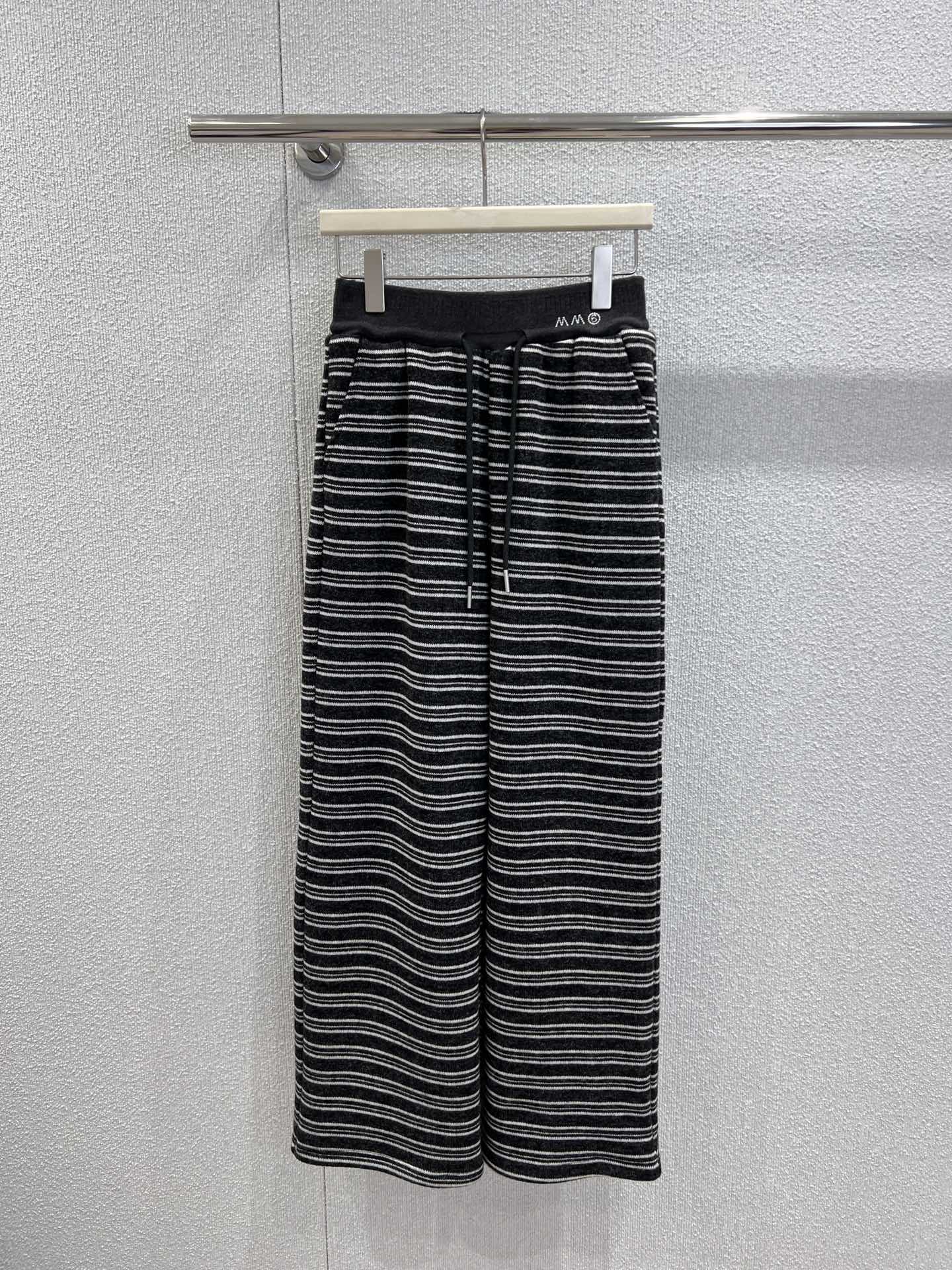 NO:610225,Support MaisonMargi*la 25FW autumn and winter new style casual trousers with fleece strips丨Exclusive high-end version!  The wide-leg silhouette has a full drape, and the length of the pants just covers the upper, visually pulling the legs into 'cartoon proportions'; the velvet thickness is not bloated, and it fits the legs but does not wrap around them. The pear-shaped body can also hide the flesh and look slimmer. The low-key embroidered logo + drawstring design on the waistband has brand recognition hidden in the details, which is simple and advanced!  Suitable for single wear or layering in autumn and winter!  Ready sale S/M/L real shot details,,alexander wang19860909支持换款 MaisonMargi*la 25FW秋冬新款 加绒杠条休闲长裤丨独家高版出品！垂坠感拉满的阔腿廓形,裤长刚好盖过鞋面,视觉上直接把腿拉成“漫画比例”；加绒厚度不臃肿,贴腿但不裹腿,梨形身材也能藏肉显瘦.腰头低调刺绣标+抽绳设计,细节里藏着品牌辨识度,简约又高级！秋冬单穿/叠穿都适配！现货发售S/M/L实拍细节图,,alexander wang,Women's clothing