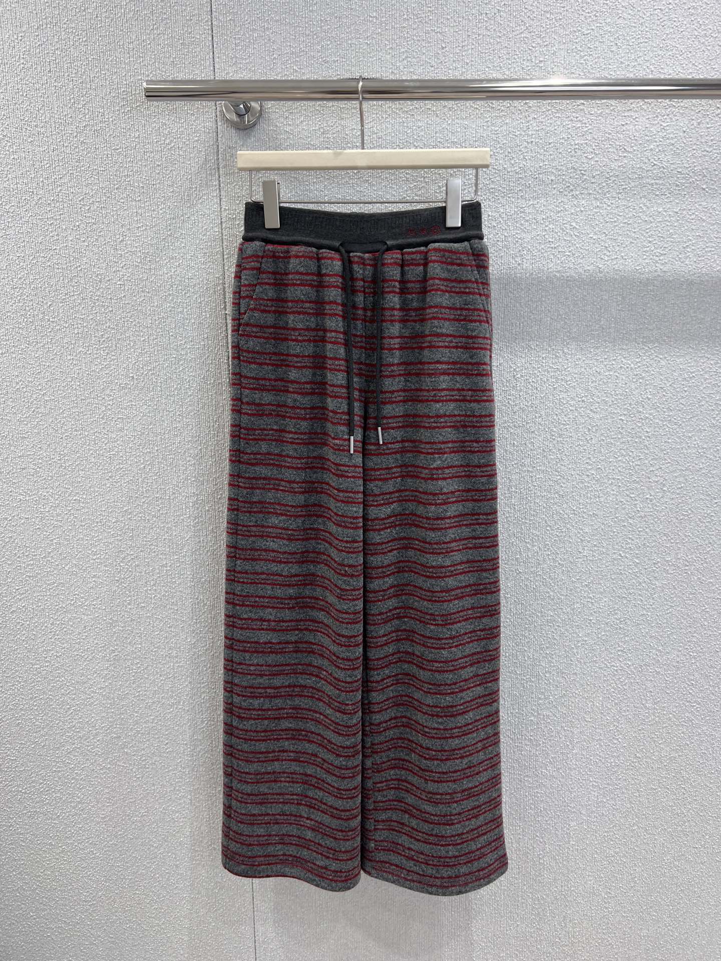 NO:610235,Support MaisonMargi*la 25FW autumn and winter new style casual trousers with fleece strips丨Exclusive high-end version!  The wide-leg silhouette has a full drape, and the length of the pants just covers the upper, visually pulling the legs into 'cartoon proportions'; the velvet thickness is not bloated, and it fits the legs but does not wrap around them. The pear-shaped body can also hide the flesh and look slimmer. The low-key embroidered logo + drawstring design on the waistband has brand recognition hidden in the details, which is simple and advanced!  Suitable for single wear or layering in autumn and winter!  Ready sale S/M/L real shot details,,alexander wang19860909支持换款 MaisonMargi*la 25FW秋冬新款 加绒杠条休闲长裤丨独家高版出品！垂坠感拉满的阔腿廓形,裤长刚好盖过鞋面,视觉上直接把腿拉成“漫画比例”；加绒厚度不臃肿,贴腿但不裹腿,梨形身材也能藏肉显瘦.腰头低调刺绣标+抽绳设计,细节里藏着品牌辨识度,简约又高级！秋冬单穿/叠穿都适配！现货发售S/M/L实拍细节图,,alexander wang,Women's clothing