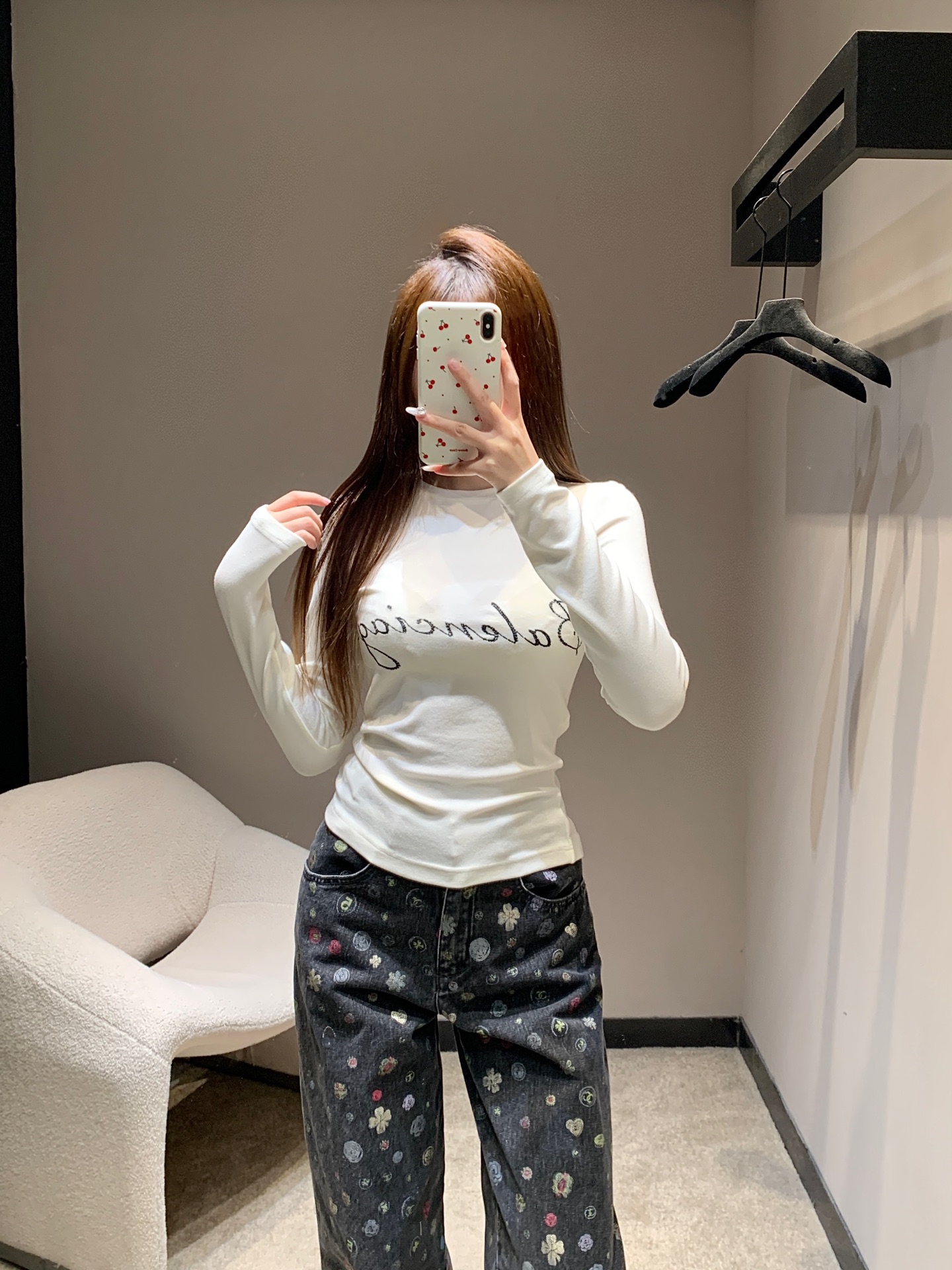 NO:610208,Balenci*ga 25FW new autumn and winter letter embroidered long-sleeved bottoming T-shirt | Exclusive high-end version!  Imported fine knitted fabric, soft and skin-friendly with a bit of 'skinny', it is not stuffy when worn close to the body, the slim and slightly stretchy tight-fitting silhouette just fits the body curve without tightening the skin, the shoulder and neck lines, and the waist-to-hip ratio have been quietly optimized. Wearing it alone is 'casually sexy', layering it is 'exquisite inner wear that does not steal the show'. Available in stock S/M/L, balenciaga, tees, t-shirt, alexander wang19860909Balenci*ga 25FW秋冬新款 字母刺绣长袖打底T恤衫丨独家高版出品！进口细针织面料,软糯亲肤又带点“骨感”,贴身穿不闷汗,修身微弹的紧身廓形,刚好贴住身材曲线却不勒肤,肩颈线条、腰臀比例都被悄悄优化,单穿是“不经意的性感”,叠穿是“不抢戏的精致内搭”.现货发售S/M/L,,balenciaga,tees，t-shirt,alexander wang,Women's clothing