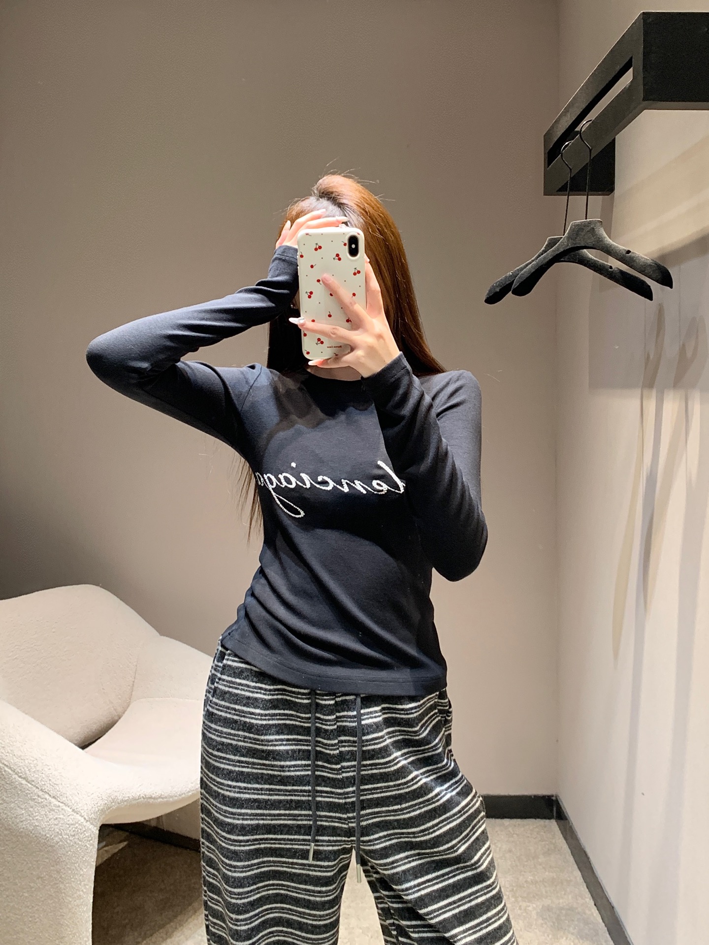 NO:610220,Balenci*ga 25FW new autumn and winter letter embroidered long-sleeved bottoming T-shirt | Exclusive high-end version!  Imported fine knitted fabric, soft and skin-friendly with a bit of 'skinny', it is not stuffy when worn close to the body, the slim and slightly stretchy tight-fitting silhouette just fits the body curve without tightening the skin, the shoulder and neck lines, and the waist-to-hip ratio have been quietly optimized. Wearing it alone is 'casually sexy', layering it is 'exquisite inner wear that does not steal the show'. Available in stock S/M/L, balenciaga, tees, t-shirt, alexander wang19860909Balenci*ga 25FW秋冬新款 字母刺绣长袖打底T恤衫丨独家高版出品！进口细针织面料,软糯亲肤又带点“骨感”,贴身穿不闷汗,修身微弹的紧身廓形,刚好贴住身材曲线却不勒肤,肩颈线条、腰臀比例都被悄悄优化,单穿是“不经意的性感”,叠穿是“不抢戏的精致内搭”.现货发售S/M/L,,balenciaga,tees，t-shirt,alexander wang,Women's clothing