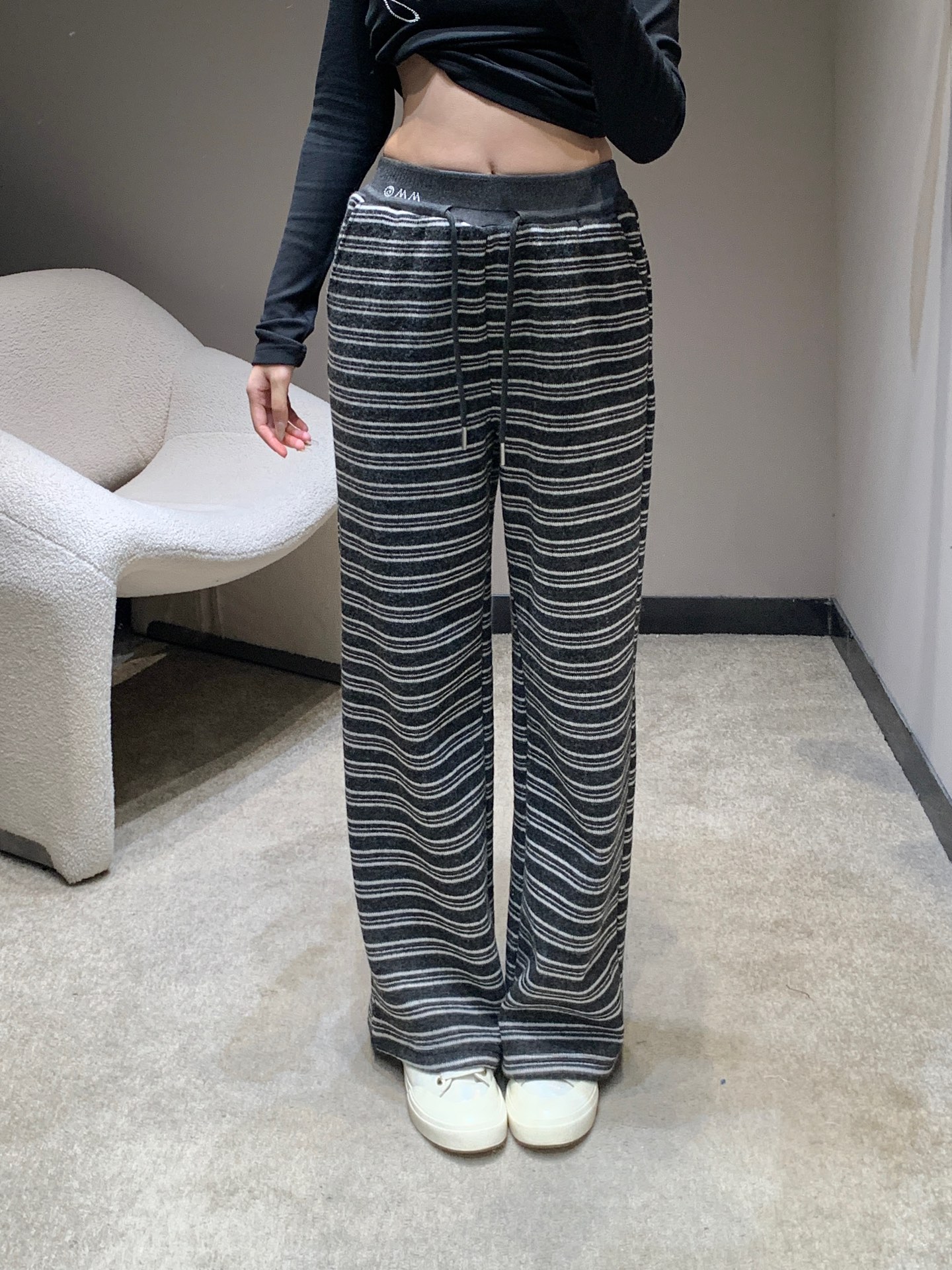 NO:610230,MaisonMargi*la 25FW new autumn and winter style casual trousers with velvet stripes丨Exclusive high-end version!  The wide-leg silhouette has a full drape, and the length of the pants just covers the upper, visually pulling the legs into 'cartoon proportions'; the velvet thickness is not bloated, and it fits the legs but does not wrap around them. The pear-shaped body can also hide the flesh and look slimmer. The low-key embroidered logo + drawstring design on the waistband has brand recognition hidden in the details, which is simple and advanced!  Suitable for single wear or layering in autumn and winter!  Available in stock S/M/L,,alexander wang19860909MaisonMargi*la 25FW秋冬新款 加绒杠条休闲长裤丨独家高版出品！垂坠感拉满的阔腿廓形,裤长刚好盖过鞋面,视觉上直接把腿拉成“漫画比例”；加绒厚度不臃肿,贴腿但不裹腿,梨形身材也能藏肉显瘦.腰头低调刺绣标+抽绳设计,细节里藏着品牌辨识度,简约又高级！秋冬单穿/叠穿都适配！现货发售S/M/L,,alexander wang,Women's clothing