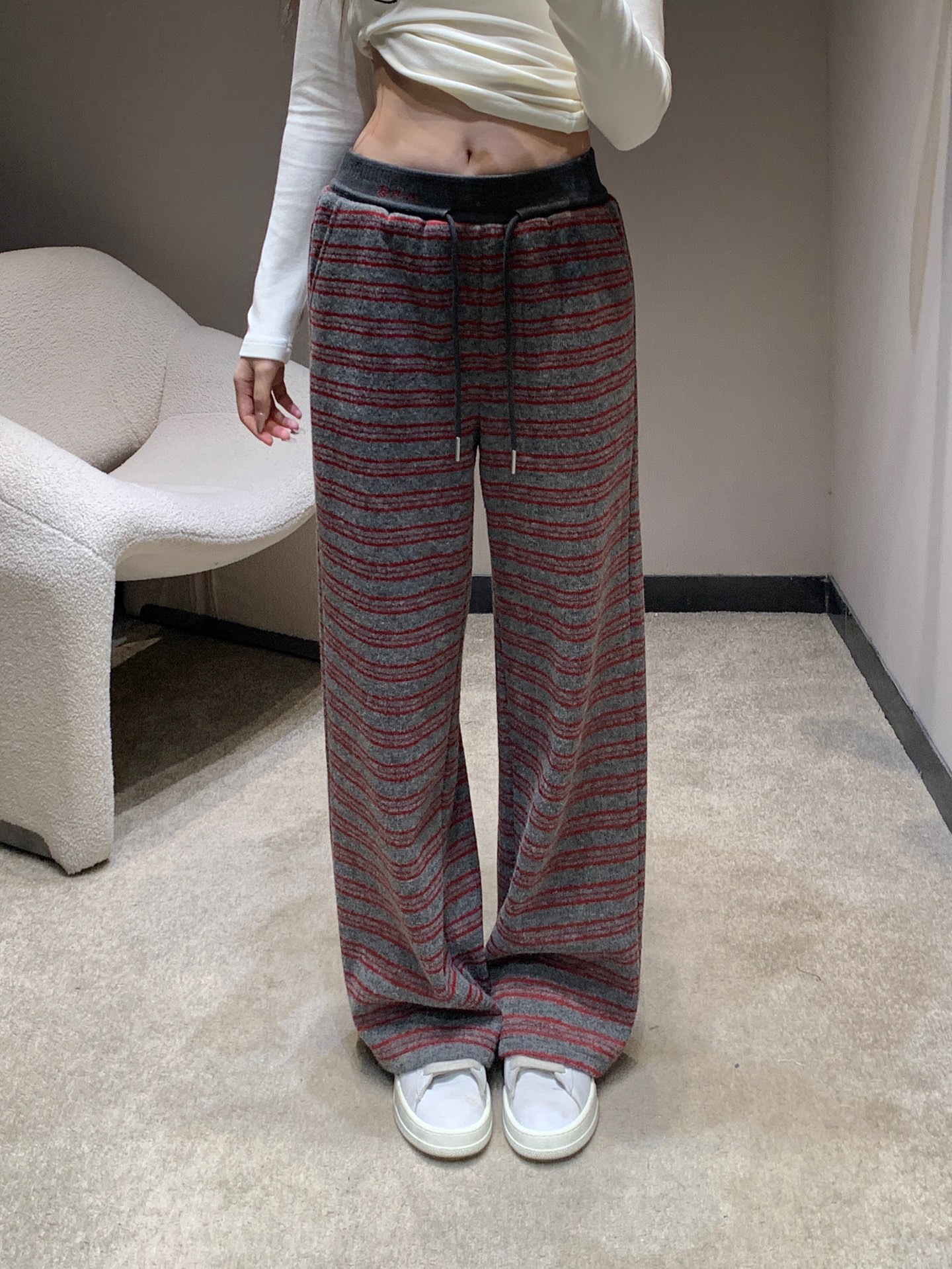 NO:610240,MaisonMargi*la 25FW new autumn and winter style casual trousers with velvet stripes丨Exclusive high-end version!  The wide-leg silhouette has a full drape, and the length of the pants just covers the upper, visually pulling the legs into 'cartoon proportions'; the velvet thickness is not bloated, and it fits the legs but does not wrap around them. The pear-shaped body can also hide the flesh and look slimmer. The low-key embroidered logo + drawstring design on the waistband has brand recognition hidden in the details, which is simple and advanced!  Suitable for single wear or layering in autumn and winter!  Available in stock S/M/L,,alexander wang19860909MaisonMargi*la 25FW秋冬新款 加绒杠条休闲长裤丨独家高版出品！垂坠感拉满的阔腿廓形,裤长刚好盖过鞋面,视觉上直接把腿拉成“漫画比例”；加绒厚度不臃肿,贴腿但不裹腿,梨形身材也能藏肉显瘦.腰头低调刺绣标+抽绳设计,细节里藏着品牌辨识度,简约又高级！秋冬单穿/叠穿都适配！现货发售S/M/L,,alexander wang,Women's clothing