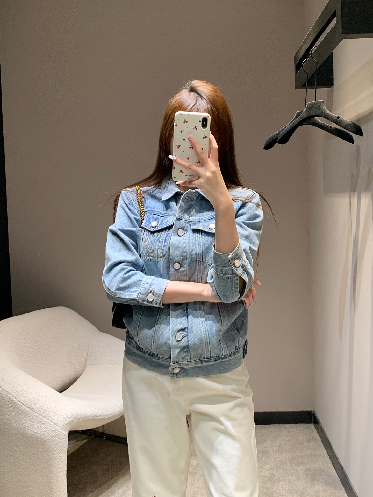 NO:610932,p,Louis Vuitt*n 25Fw new autumn and winter pocket embroidered denim jacket丨exclusively developed by yb!  High quality production!  Light blue washed denim has a gentle distressed texture, soft and stylish drape, pearl texture buttons + waist-cinching version, and low-key embroidery on the pockets, hiding exquisiteness in every place. The thickness is just right for autumn and winter. The sweater inside is not bulky. It can be worn open for casual outer wear, and buttoned up as a neat short jacket!  Available now S/M/L,,louis vuitton,jackets & coats,sweaters,alexander wang19860909p,Louis Vuitt*n 25Fw秋冬新款 口袋刺绣牛仔外套丨独家yb开发！高版出品！浅蓝水洗牛仔自带温柔做旧肌理,软而有型的垂坠感,珍珠质感纽扣+收腰版型,口袋处的低调刺绣,把精致藏在每一处,厚度刚好适配秋冬,内搭毛衣不臃肿,敞开穿是随性外搭,扣上是利落短外套！现货发售S/M/L,,louis vuitton,jackets & coats,sweaters,alexander wang,Women's clothing