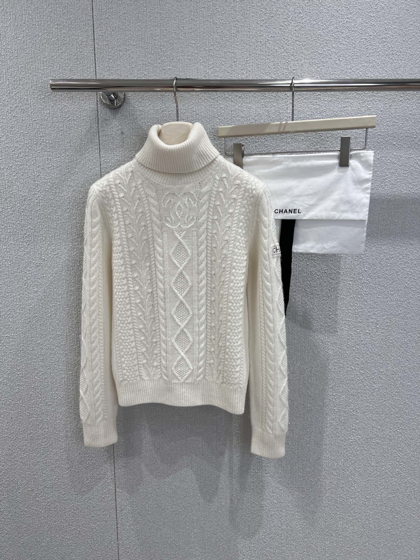 NO:610902,Supports exchange of Chan*l 25N ski series new white twist pattern turtleneck knitted sweater丨exclusively developed by yb!  High quality production!  The classic cable knit has a retro texture, it is fluffy and soft like a cloud, it is warm without being bulky, and the high collar design just fits the neck, giving you a gentle sense of security in cold weather!  Creamy white color + low-key small logo, refreshing and refreshing sense of nobility. Paired with a skirt, you will look like a wealthy lady. Paired with wide-leg pants, it looks cool and relaxed!  Ready sale S/M/L real shot details,,chanel,skirts,sweaters,alexander wang19860909支持换款Chan*l 25N滑雪系列新款 白色麻花纹高领针织毛衣丨独家yb开发！高版出品！经典绞花针织自带复古肌理,蓬松软糯像裹了团云,暖呼呼的又不臃肿,高领设计刚好贴住脖颈,冷天里的温柔安全感直接拉满！奶白色+低调小Logo,清清爽爽的贵气感,搭半裙是千金大小姐,配阔腿裤又飒又松弛！现货发售S/M/L实拍细节图,,chanel,skirts,sweaters,alexander wang,Women's clothing