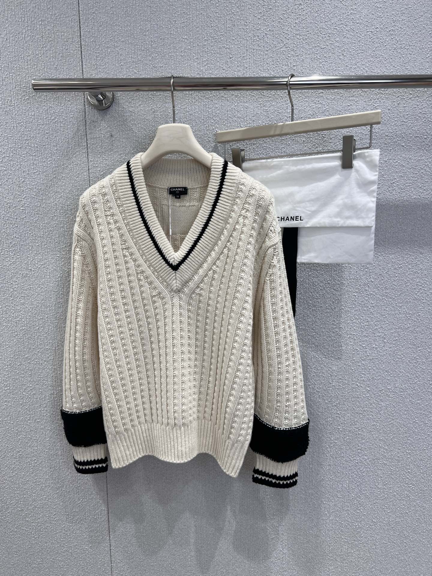 NO:610890,Support exchange Chan*l 25N ski series black and white contrasting V-neck knitted sweater丨exclusively developed by yb!  High quality production!  The three-dimensional cable pattern is fluffy and soft, like a warm cloud wrapped around it. The color scheme of milky white × elegant black has a retro accent. The V-neck + ribbed edges have a college feel, which is just the right amount of sweet and cool. The plush stitching on the cuffs + the small logo on the back hides the 'low-key luxury brand feel' everywhere!  Ready sale S/M/L real shot details,,chanel,sweaters,alexander wang19860909支持换款 Chan*l 25N滑雪系列 黑白撞色V领针织毛衣丨独家yb开发！高版出品！立体绞花纹理蓬松软糯,像裹了团暖乎乎的云,奶白×雅黑的配色自带复古腔调,V领+罗纹边的学院感,甜酷得刚好,袖口的毛绒拼接+后背小Logo,把“低调奢牌感”藏在每一处！现货发售S/M/L实拍细节图,,chanel,sweaters,alexander wang,Women's clothing