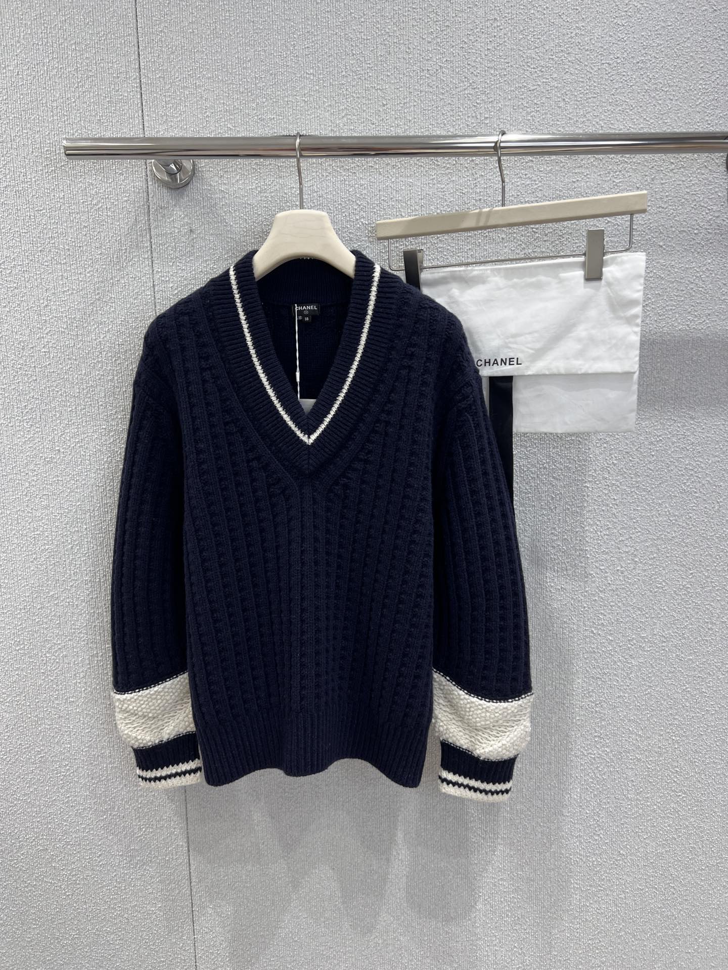 NO:610878,Support exchange Chan*l 25N ski series black and white contrasting V-neck knitted sweater丨exclusively developed by yb!  High quality production!  The three-dimensional cable pattern is fluffy and soft, like a warm cloud wrapped around it. The color scheme of milky white × elegant black has a retro accent. The V-neck + ribbed edges have a college feel, which is just the right amount of sweet and cool. The plush stitching on the cuffs + the small logo on the back hides the 'low-key luxury brand feel' everywhere!  Ready sale S/M/L real shot details,,chanel,sweaters,alexander wang19860909支持换款 Chan*l 25N滑雪系列 黑白撞色V领针织毛衣丨独家yb开发！高版出品！立体绞花纹理蓬松软糯,像裹了团暖乎乎的云,奶白×雅黑的配色自带复古腔调,V领+罗纹边的学院感,甜酷得刚好,袖口的毛绒拼接+后背小Logo,把“低调奢牌感”藏在每一处！现货发售S/M/L实拍细节图,,chanel,sweaters,alexander wang,Women's clothing