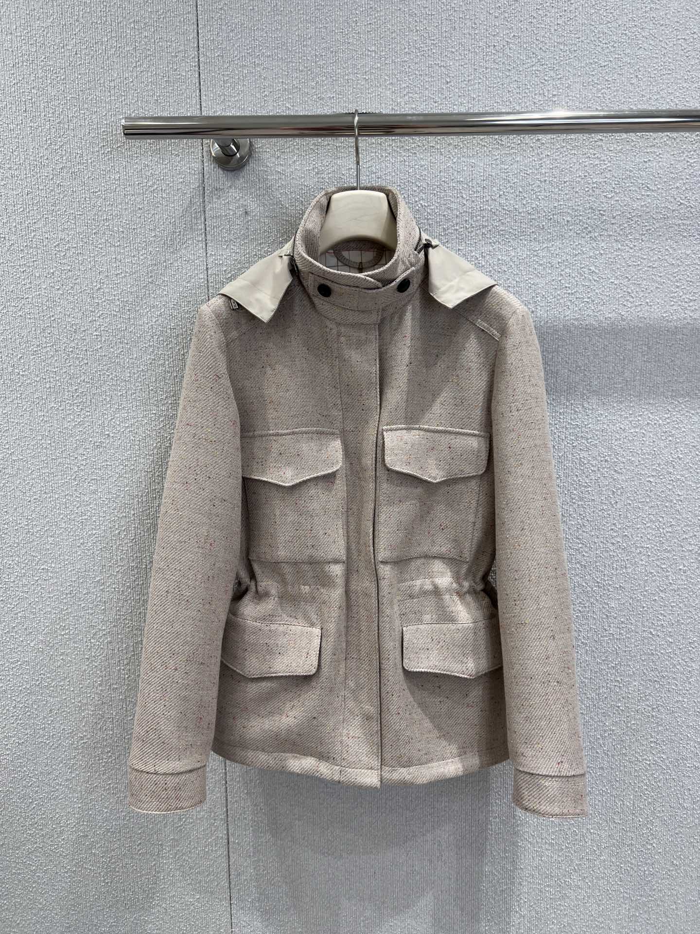 NO:610912,Supports exchange Loro Pia*a 25Fw new autumn and winter four-pocket stand collar jacket丨Exclusively developed by yb!  High quality production!  The linen + cotton blended fabric has a delicate texture. The four-pocket + stand-up collar workwear style is neat and hides the flesh. The metal snap button + side detail lock hides 'delicacy' in every place. The light khaki color is gentle and high-end. The soft and stylish drape feels like a layer of clouds when worn next to the body!  Ready sale S/M/L real shot details,,loro piana,jackets & coats,alexander wang19860909支持换款 Loro Pia*a 25Fw秋冬新款 四口袋立领外套丨独家yb开发！高版出品！亚麻+棉的混纺面料自带细腻肌理,四口袋+立领的工装版型,利落又藏肉,金属按扣+侧边细节锁,把“精致”藏在每一处,浅卡其色调温柔又高级,软而有型的垂坠感,贴身穿都像裹了层云朵！现货发售S/M/L实拍细节图,,loro piana,jackets & coats,alexander wang,Women's clothing