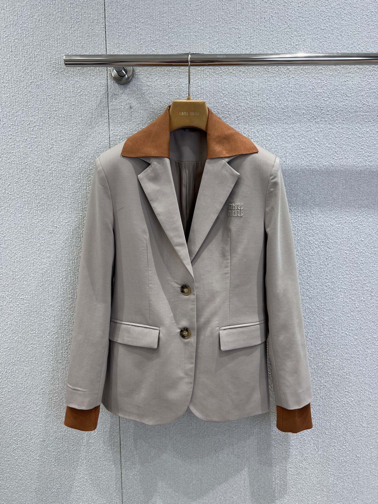 NO:610926,Support exchange Miumi* 25Fw new autumn and winter letter embroidered fake two-piece spliced ​​double-button suit jacket丨Exclusive high-end version!  The splicing of light khaki + caramel brown brings a retro sweetness, the suede texture of the lapel + cuffs, the suit version + the fake two-piece design of knitted sleeves, breaking the stereotyped commuting feel, the soft cuffs are close to the skin and appear loose, the letter embroidery on the chest is the secret code of 'low-key sweet and cool', the double button + patch pocket design is practical and has a Miu-style girly feel!  Ready sale S/M/L real shot details,,miumiu,jackets & coats,business suit,chamois leather,alexander wang19860909支持换款 Miumi* 25Fw秋冬新款 字母刺绣假两件拼接双纽扣西装外套丨独家高版出品！浅卡其+焦糖棕的拼接自带复古甜感,翻领+袖口的麂皮肌理,西装版型+针织袖的假两件设计,打破刻板通勤感,软乎乎的袖口贴肤又显松弛,胸口的字母刺绣是“低调甜酷”的暗号,双纽扣+贴袋设计,实用又藏着Miu式少女感！现货发售S/M/L实拍细节图,,miumiu,jackets & coats,business suit,chamois leather,alexander wang,Women's clothing