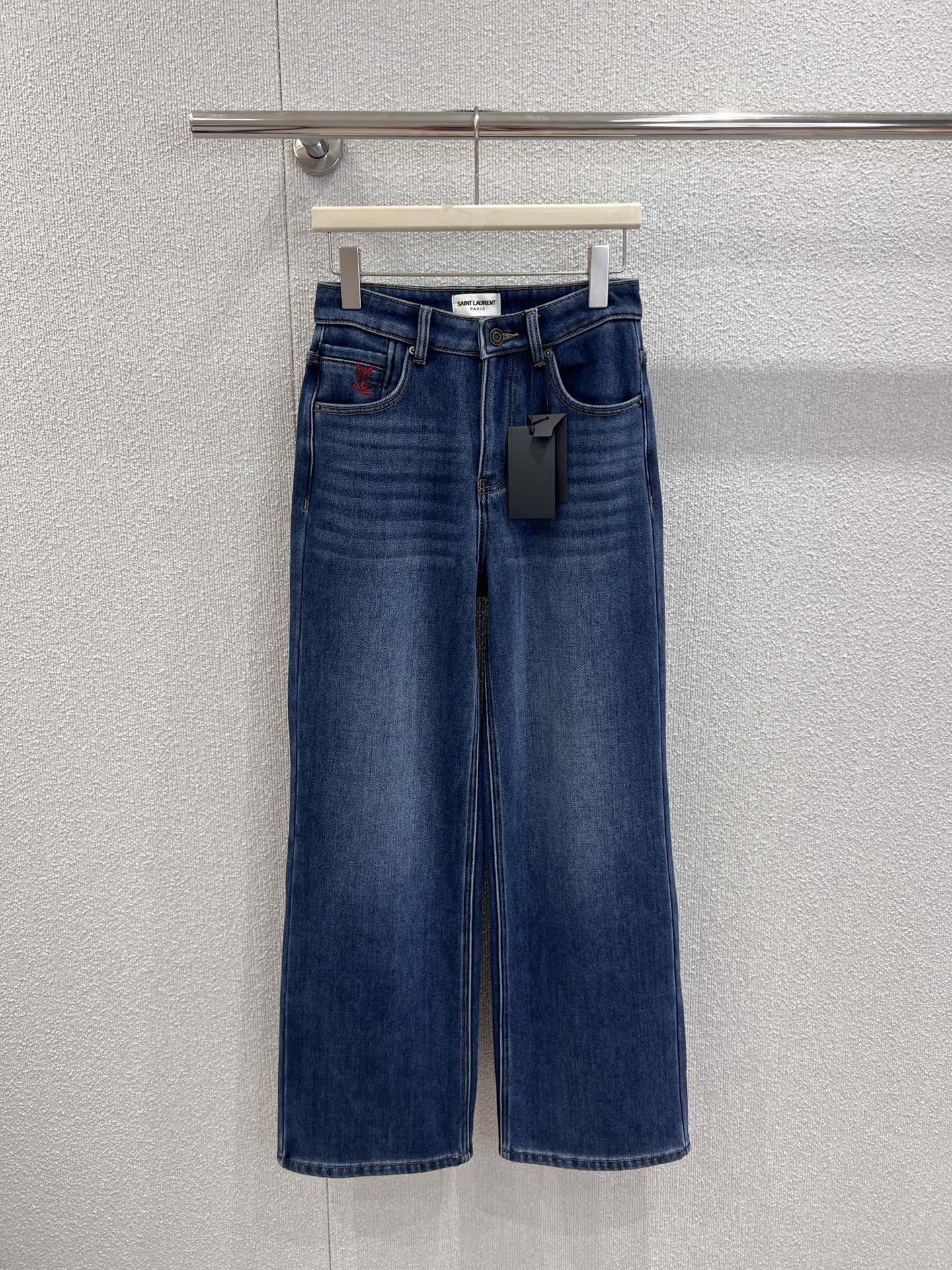 NO:610940,Support exchange of Saint laur*nt 25Fw new autumn and winter embroidered velvet thickened jeans丨Exclusive high-end version!  The velvet lining is so soft that it looks like a layer of clouds. It won’t freeze your legs when worn alone in autumn and winter. The small red embroidery on the side pockets is the elegance hidden in the details. The leather waist tag + topstitching stitching welds the sense of sophistication to every place. The high waist + wide leg cut is just stuck at the thinnest part of the waist. The trouser legs are loose but not draggy. Even a small person can wear it with a relaxed proportion of 'legs 2 meters long'!  Ready sale S/M/L real shot details, saint laurent,jeans,alexander wang19860909支持换款 Saint laur*nt 25Fw秋冬新款 刺绣加绒加厚牛仔裤丨独家高版出品！内里加绒软乎乎像裹了层云朵,秋冬单穿也不冻腿,侧袋的小红刺绣是藏在细节里的贵气,皮质腰牌+明线缝线,把精致感焊在每一处,高腰+阔腿剪裁,刚好卡在腰最细处,裤管宽松但不拖沓,小个子也能穿出“腿长2米”的松弛比例！现货发售S/M/L实拍细节图,,saint laurent,jeans,alexander wang,Women's clothing