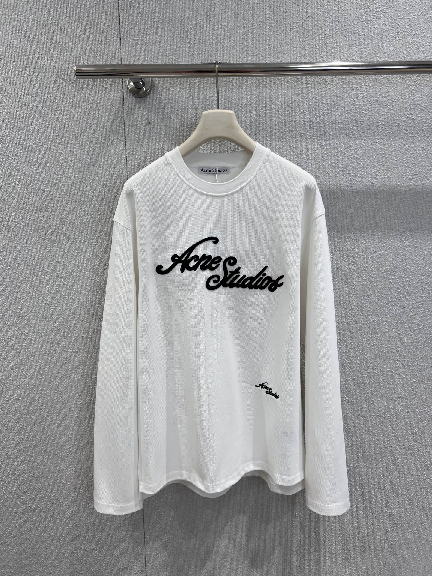 NO:621860,Support exchange Acne Stud*os 25FW new autumn and winter loose letter embroidered long-sleeved T-shirt丨Exclusively developed by yb!  High quality production!  Three-dimensional embroidery technology, the lines have a relaxed feeling of retro floral patterns, not rigid printing, it has obvious texture to the touch, low-key and exquisite; there are also small embroideries of the same series hidden on the side, oversize loose tailoring + micro  The long coat can not only hide the flesh, but also make it easy to wear with the lazy feeling of 'missing the bottom'; the cuffs are slightly piled, giving a casual atmosphere when raising the hands, and it is super friendly to all body types ~ Ready-made S/M/L real shot details,,acne  studios,versace,tees,t-shirt,alexander wang19860909支持换款 Acne Stud*os 25FW秋冬新款 宽松字母刺绣长袖T恤丨独家yb开发！高版出品！立体刺绣工艺,线条带着复古花体的松弛感,不是死板的印刷,摸上去有明显的肌理感,低调中透着精致；侧边还藏了同系列小刺绣,oversize宽松剪裁+微长衣长,既能藏肉又能轻松穿出“下衣失踪”的慵懒感；袖口做了微堆设计,抬手间自带随性氛围,对各种身材都超友好~现货发售S/M/L实拍细节图,,acne studios,versace,tees，t-shirt,alexander wang,Women's clothing