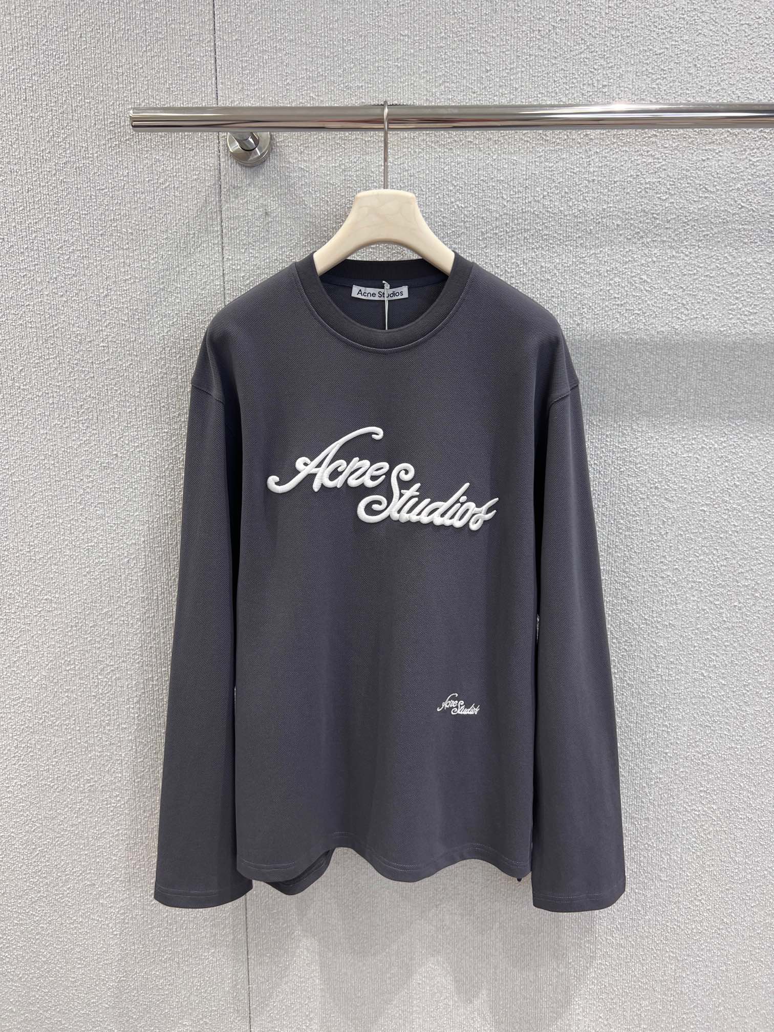 NO:621854,Support exchange Acne Stud*os 25FW new autumn and winter loose letter embroidered long-sleeved T-shirt丨Exclusively developed by yb!  High quality production!  Three-dimensional embroidery technology, the lines have a relaxed feeling of retro floral patterns, not rigid printing, it has obvious texture to the touch, low-key and exquisite; there are also small embroideries of the same series hidden on the side, oversize loose tailoring + micro  The long coat can not only hide the flesh, but also make it easy to wear with the lazy feeling of 'missing the bottom'; the cuffs are slightly piled, giving a casual atmosphere when raising the hands, and it is super friendly to all body types ~ Ready-made S/M/L real shot details,,acne  studios,versace,tees,t-shirt,alexander wang19860909支持换款 Acne Stud*os 25FW秋冬新款 宽松字母刺绣长袖T恤丨独家yb开发！高版出品！立体刺绣工艺,线条带着复古花体的松弛感,不是死板的印刷,摸上去有明显的肌理感,低调中透着精致；侧边还藏了同系列小刺绣,oversize宽松剪裁+微长衣长,既能藏肉又能轻松穿出“下衣失踪”的慵懒感；袖口做了微堆设计,抬手间自带随性氛围,对各种身材都超友好~现货发售S/M/L实拍细节图,,acne studios,versace,tees，t-shirt,alexander wang,Women's clothing