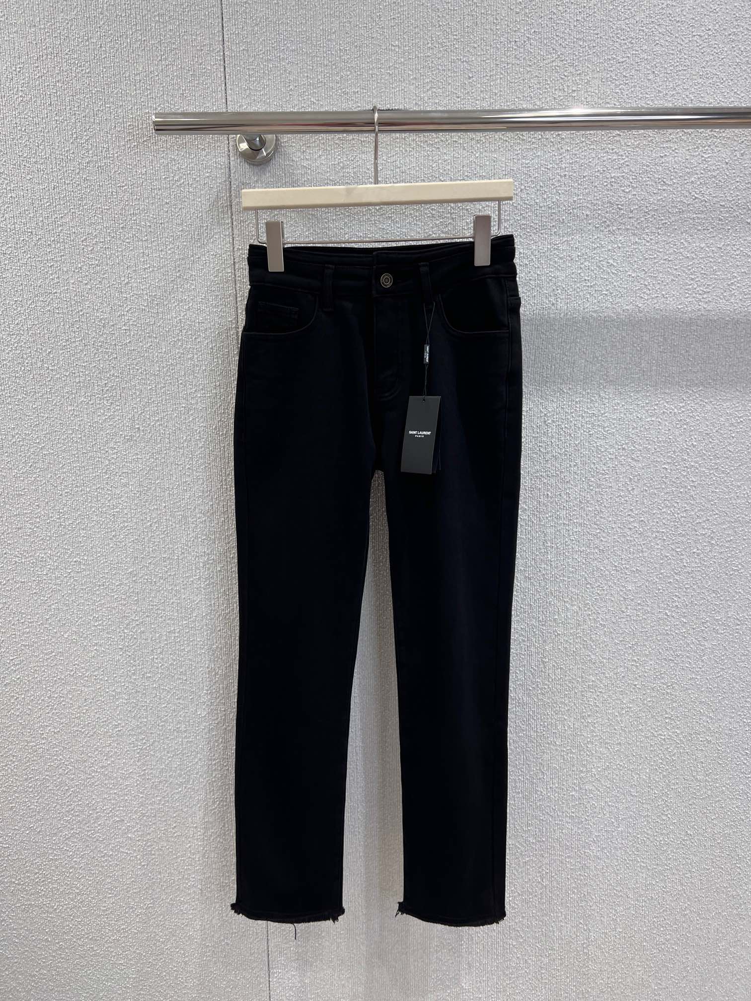 NO:610935,Support exchange of Saint laur*nt 25Fw new autumn and winter letter embroidered thickened stretch denim small-leg pants丨Exclusive high-end version!  Thickened denim has a high-end matte texture, and the elastic fabric is soft but not slumped. The three-dimensional embroidery on the back pocket is a code for 'low-key elegance'. The raw-edge trouser legs + high-waisted version hide delicacy everywhere. The thickness is just right for autumn and winter. It is not bulky when worn with long johns. The leg-wrapped version shows straight legs, and even a small person can wear it with long-leg proportions!  Ready sale S/M/L real shot details, saint laurent, alexander wang19860909支持换款 Saint laur*nt 25Fw秋冬新款 字母刺绣加厚弹力牛仔小脚裤丨独家高版出品！加厚牛仔自带高级哑光肌理,弹力面料软而不塌,后袋的立体刺绣是“低调贵气”的暗号,毛边裤脚+高腰版型,把精致藏在每一处,厚度刚好适配秋冬,内搭秋裤不臃肿,裹腿版型显腿直,小个子也能穿出长腿比例！现货发售S/M/L实拍细节图,,saint laurent,alexander wang,Women's clothing