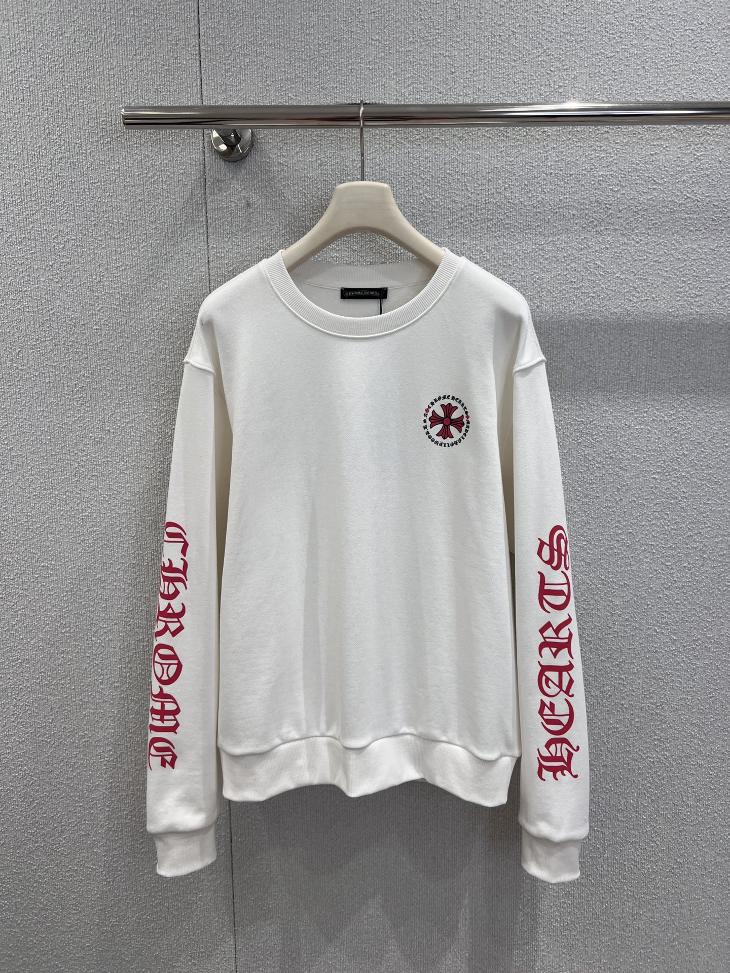 NO:610950,Support Chrome H*arts 25FW Autumn and Winter New Sanskrit Printed Round Neck Sweatshirt | Exclusive high-end version!  The fabric of the heavyweight sweatshirt is soft and boney, and it looks like a layer of clouds wrapped around it when worn close to the body. It has a giant Sanskrit cross print on the back and a dark pattern of letters on the arms. The red and white/black contrasting colors bring tension. It is a cool logo that stands out in the crowd. The oversized silhouette just hides the flesh, and the round neck design does not stretch the shoulders and neck. Even a small person can wear it with a 'casual and not procrastinating' lazy feeling!  Ready-made S/M/L real shot details, versace, chrome hearts, hoodie, sweatshirts, alexander wang19860909支持换款Chrome H*arts 25FW秋冬新款 梵文印花圆领卫衣丨独家高版出品！重磅卫衣面料软而有骨,贴身穿像裹了层云朵,后背巨型十字梵文印花+手臂字母暗纹,红与白/黑的撞色自带张力,是人群里一眼出圈的酷感标识,oversize廓形刚好藏肉,圆领设计不挑肩颈,小个子也能穿出“随性不拖沓”的慵懒感！现货发售S/M/L实拍细节图,,versace,chrome hearts,hoodie,sweatshirts,alexander wang,Women's clothing