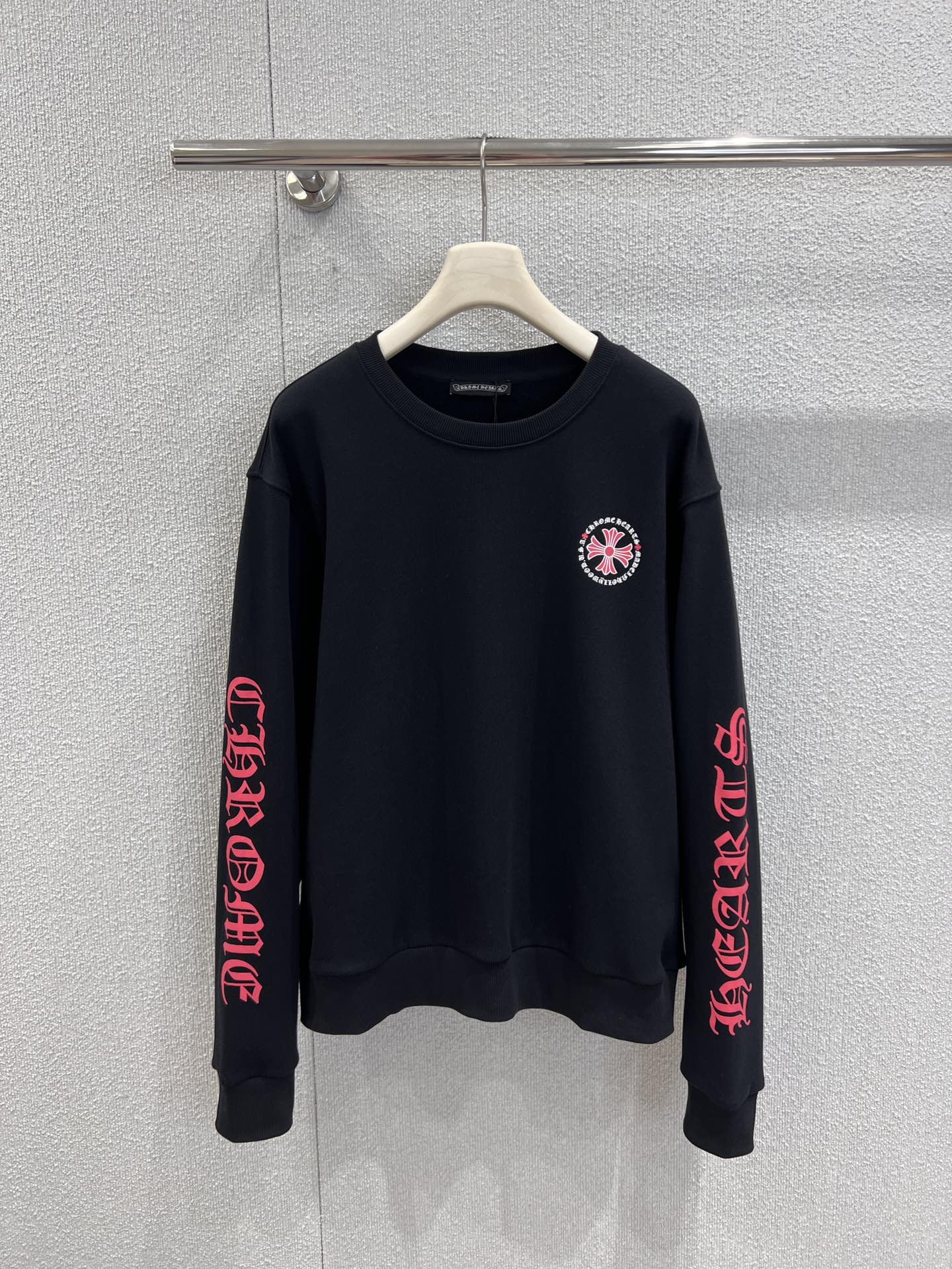 NO:610924,Supports exchange Chrome H*arts 25FW new autumn and winter Sanskrit printed round neck sweatshirt丨Exclusive high-end version!  The fabric of the heavyweight sweatshirt is soft and boney, and it looks like a layer of clouds wrapped around it when worn close to the body. It has a giant Sanskrit cross print on the back and a dark pattern of letters on the arms. The red and white/black contrasting colors bring tension. It is a cool logo that stands out in the crowd. The oversized silhouette just hides the flesh, and the round neck design does not stretch the shoulders and neck. Even a small person can wear it with a 'casual and not procrastinating' lazy feeling!  Ready-made S/M/L real shot details, versace, chrome hearts, hoodie, sweatshirts, alexander wang19860909支持换款 Chrome H*arts 25FW秋冬新款 梵文印花圆领卫衣丨独家高版出品！重磅卫衣面料软而有骨,贴身穿像裹了层云朵,后背巨型十字梵文印花+手臂字母暗纹,红与白/黑的撞色自带张力,是人群里一眼出圈的酷感标识,oversize廓形刚好藏肉,圆领设计不挑肩颈,小个子也能穿出“随性不拖沓”的慵懒感！现货发售S/M/L实拍细节图,,versace,chrome hearts,hoodie,sweatshirts,alexander wang,Women's clothing