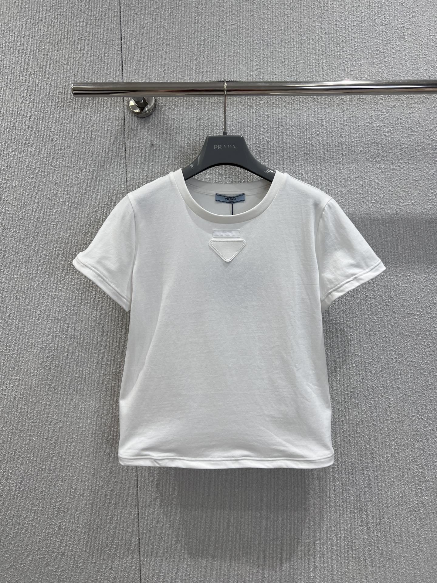 NO:610891,Supports exchange Pra*a 26Ss early spring new style steel wire edge triangle logo round neck short-sleeved T-shirt丨Exclusively developed by yb!  High quality production!  The steel wire edge of the neckline has a crisp texture, and the triangle logo on the chest is the soul of 'low-key luxury brand feeling'. It is simple but noble at first glance. It seems to be a basic version, but it is actually made of soft and boned delicate fabrics. It looks like it is wrapped in a layer of clouds when worn close to the body. It will not be easily deformed no matter how many times it is washed.  , one piece covers all the looseness in early spring, the 'king of texture' among basic models is it ~ ready-made S/M/L real-shot detailed pictures, prada, T-shirt, tees, t-shirt, alexander  wang19860909支持换款 Pra*a 26Ss早春新款 钢丝边三角徽标圆领短袖T恤丨独家yb开发！高版出品！领口的钢丝边自带挺括质感,胸口三角徽标是“低调奢牌感”的灵魂,简约但一眼显贵,看似基础的版型,实则是软而有骨的细腻面料,贴身穿像裹了层云朵,洗多少次都不容易变形,一件承包早春所有松弛感,基础款里的“质感王者”就是它～现货发售S/M/L实拍细节图,,prada,T-shirt,tees，t-shirt,alexander wang,Women's clothing