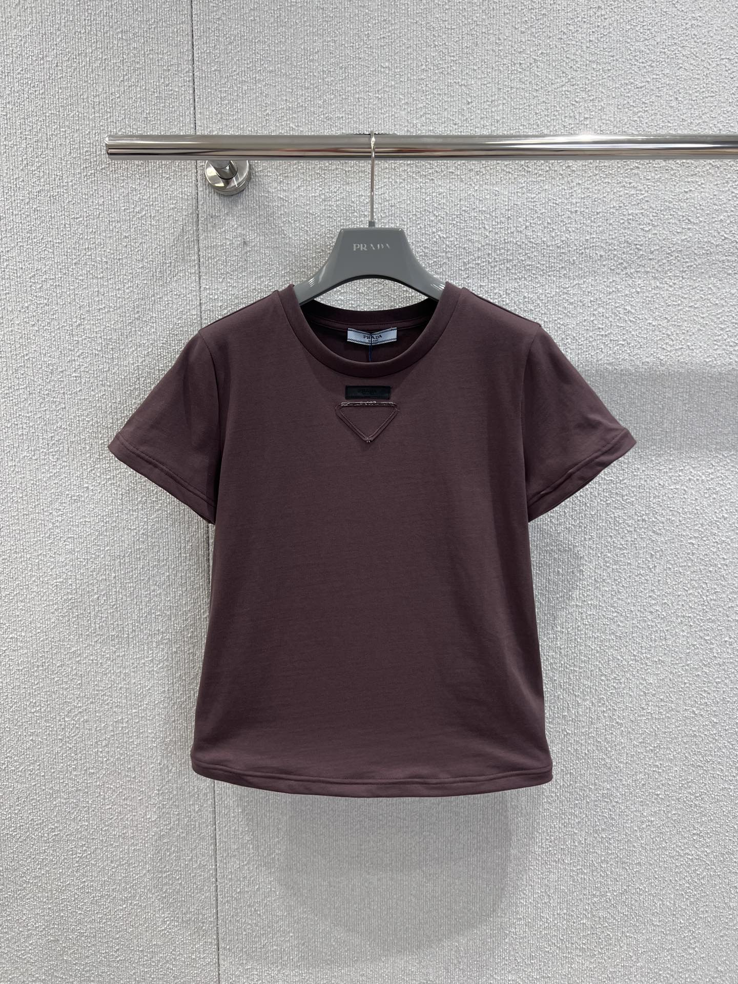 NO:610903,Supports exchange Pra*a 26Ss early spring new style steel wire edge triangle logo round neck short-sleeved T-shirt丨Exclusively developed by yb!  High quality production!  The steel wire edge of the neckline has a crisp texture, and the triangle logo on the chest is the soul of 'low-key luxury brand feeling'. It is simple but noble at first glance. It seems to be a basic version, but it is actually made of soft and boned delicate fabrics. It looks like it is wrapped in a layer of clouds when worn close to the body. It will not be easily deformed no matter how many times it is washed.  , one piece covers all the looseness in early spring, the 'king of texture' among basic models is it ~ ready-made S/M/L real-shot detailed pictures, prada, T-shirt, tees, t-shirt, alexander  wang19860909支持换款 Pra*a 26Ss早春新款 钢丝边三角徽标圆领短袖T恤丨独家yb开发！高版出品！领口的钢丝边自带挺括质感,胸口三角徽标是“低调奢牌感”的灵魂,简约但一眼显贵,看似基础的版型,实则是软而有骨的细腻面料,贴身穿像裹了层云朵,洗多少次都不容易变形,一件承包早春所有松弛感,基础款里的“质感王者”就是它～现货发售S/M/L实拍细节图,,prada,T-shirt,tees，t-shirt,alexander wang,Women's clothing
