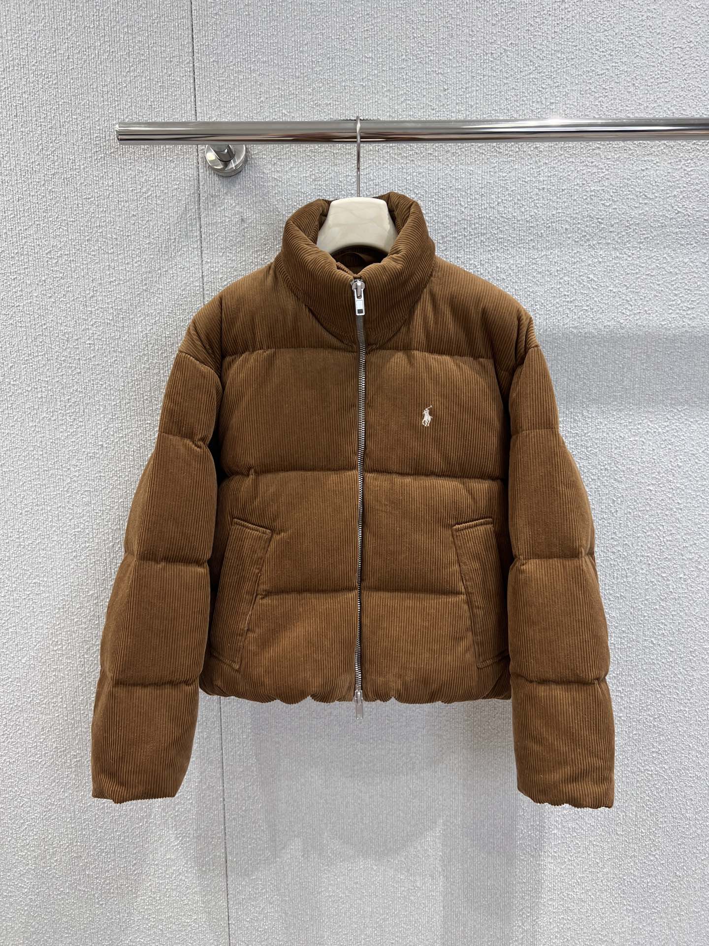 NO:610914,Comes with dust bag Ralph Lau*en 25Fw new autumn and winter pony embroidered corduroy down jacket丨Exclusively developed by yb!  High quality production!  The corduroy fabric has a warm brown/navy blue vintage texture. The soft suede feels like a piece of caramel pudding. It has light down filling and a short silhouette. It just hits the waistline to show the length of the legs. It is not bulky when raising the hands. It does not weigh down even when worn with a thick sweater. The classic pony embroidery on the chest is a code for 'low-key elegance'. The metal zipper + patch pocket design is practical and hides the relaxation of American leisure!  Ready-made S/M/L real shot details, loro piana, sweaters, down jacket, alexander wang19860909配防尘袋 Ralph Lau*en 25Fw秋冬新款 小马刺绣灯芯绒羽绒服丨独家yb开发！高版出品！灯芯绒面料自带暖棕/藏蓝的复古肌理,软乎乎的绒面摸起来像裹了块焦糖布丁,轻羽绒填充+短款廓形,刚好卡在腰线显腿长,抬手都不笨重,连内搭厚毛衣都不压身,胸口的经典小马刺绣是“低调贵气”的暗号,金属拉链+贴袋设计,实用又藏着美式休闲的松弛！现货发售S/M/L实拍细节图,,loro piana,sweaters,down jacket,alexander wang,Women's clothing