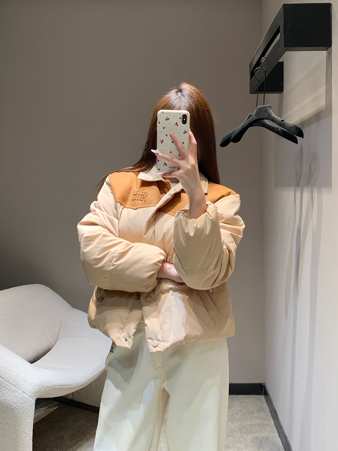 NO:610885,Miu M*u 25Fw new autumn and winter micro-label contrasting color down jacket | Exclusive high-end version!  The splicing of light brown + caramel brown brings a retro sweetness. The suede texture on the lapel + low-key logo embossing hides the 'exquisite and careful' in the details. The light down filling is as soft as a cloud wrapped in it. The short version is just stuck on the waistline, showing height and hiding body, and it is not bulky when raising your hands!  Just the right amount of girliness and warmth. Available now in S/M/L,,miumiu,jackets & coats,jackets & coats,down jacket,chamois leather,alexander wang19860909Miu M*u 25Fw秋冬新款 微标撞色羽绒夹克外套丨独家高版出品！浅棕+焦糖棕的拼接自带复古甜感,翻领处的麂皮肌理+低调Logo压纹,把“精致小心机”藏在细节里,轻羽绒填充软乎乎像裹了团云朵,短款版型刚好卡在腰线,显高又藏肉,抬手都不笨重！把少女感和保暖力捏得刚刚好现货发售S/M/L,,miumiu,jackets & coats,jackets & coats,down jacket,chamois leather,alexander wang,Women's clothing