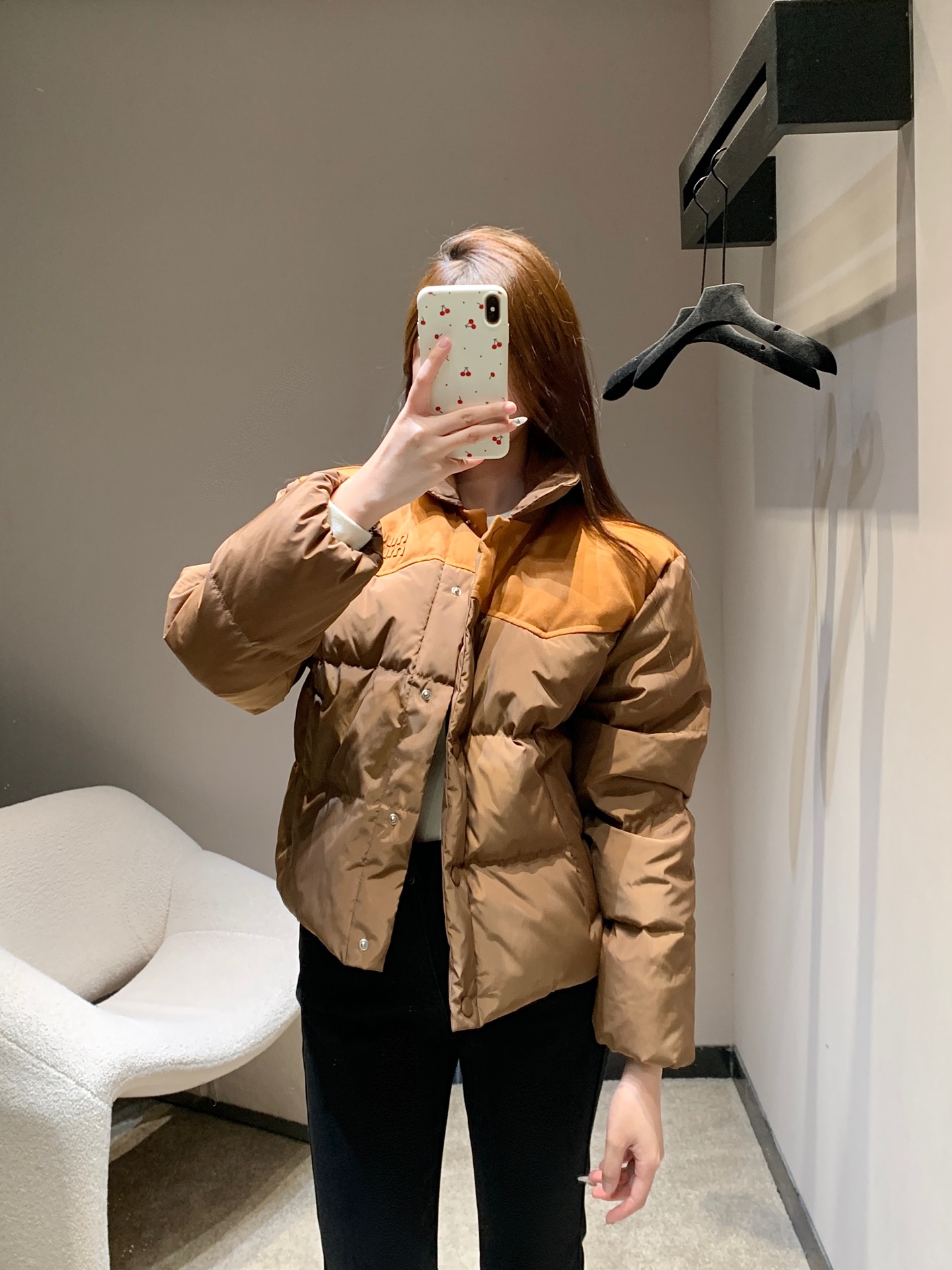 NO:610874,Miu M*u 25Fw new autumn and winter micro-label contrasting color down jacket | Exclusive high-end version!  The splicing of light brown + caramel brown brings a retro sweetness. The suede texture on the lapel + low-key logo embossing hides the 'exquisite and careful' in the details. The light down filling is as soft as a cloud wrapped in it. The short version is just stuck on the waistline, showing height and hiding body, and it is not bulky when raising your hands!  Just the right amount of girliness and warmth. Available now in S/M/L,,miumiu,jackets & coats,jackets & coats,down jacket,chamois leather,alexander wang19860909Miu M*u 25Fw秋冬新款 微标撞色羽绒夹克外套丨独家高版出品！浅棕+焦糖棕的拼接自带复古甜感,翻领处的麂皮肌理+低调Logo压纹,把“精致小心机”藏在细节里,轻羽绒填充软乎乎像裹了团云朵,短款版型刚好卡在腰线,显高又藏肉,抬手都不笨重！把少女感和保暖力捏得刚刚好现货发售S/M/L,,miumiu,jackets & coats,jackets & coats,down jacket,chamois leather,alexander wang,Women's clothing