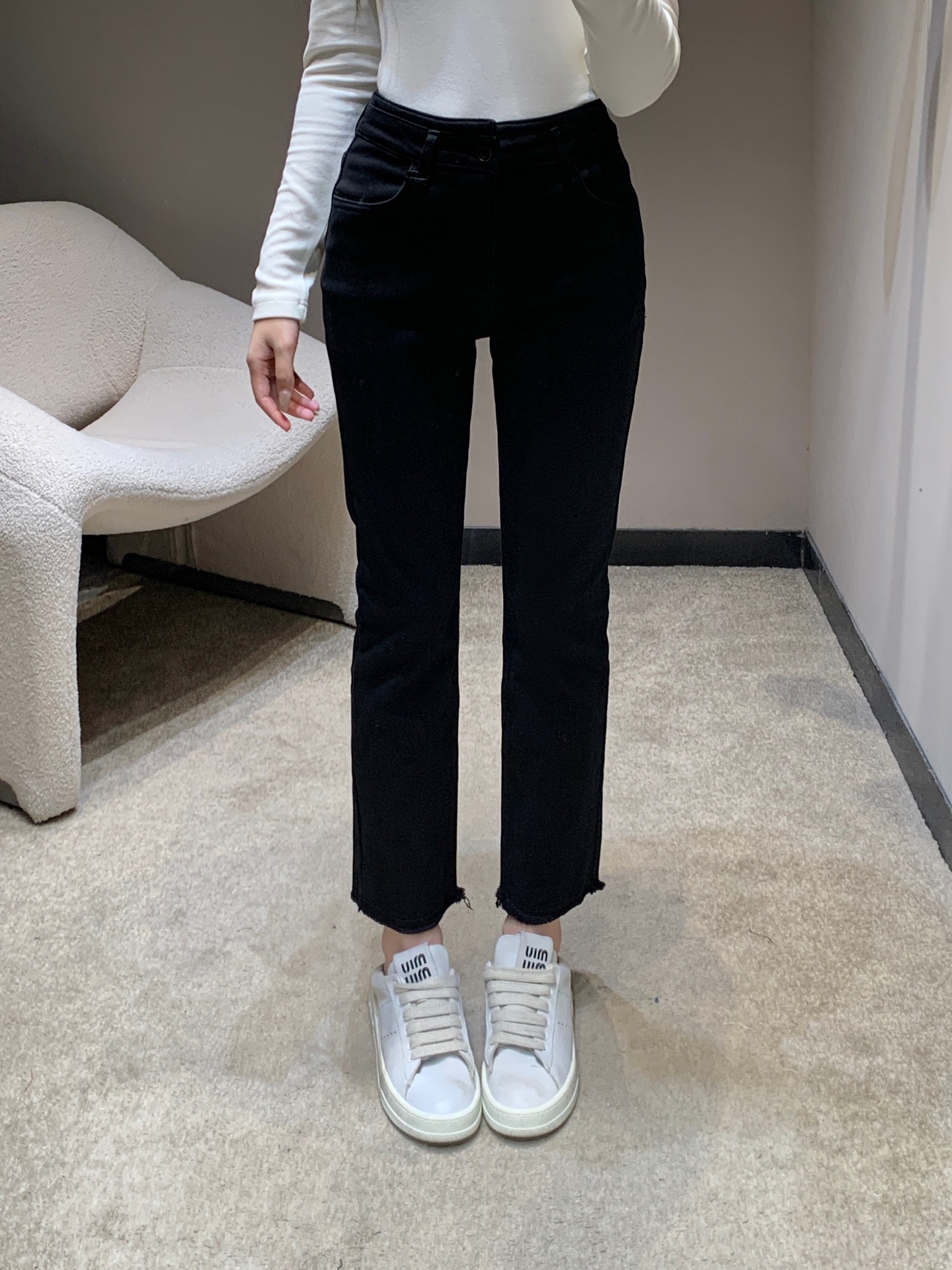 NO:610938,Saint laur*nt 25Fw new autumn and winter letter embroidered thickened stretch denim pencil pants丨Exclusive high-end version!  Thickened denim has a high-end matte texture, and the elastic fabric is soft but not slumped. The three-dimensional embroidery on the back pocket is a code for 'low-key elegance'. The raw-edge trouser legs + high-waisted version hide delicacy everywhere. The thickness is just right for autumn and winter. It is not bulky when worn with long johns. The leg-wrapped version shows straight legs, and even a small person can wear it with long-leg proportions!  Available in stock S/M/L, saint laurent, alexander wang19860909Saint laur*nt 25Fw秋冬新款 字母刺绣加厚弹力牛仔小脚裤丨独家高版出品！加厚牛仔自带高级哑光肌理,弹力面料软而不塌,后袋的立体刺绣是“低调贵气”的暗号,毛边裤脚+高腰版型,把精致藏在每一处,厚度刚好适配秋冬,内搭秋裤不臃肿,裹腿版型显腿直,小个子也能穿出长腿比例！现货发售S/M/L,,saint laurent,alexander wang,Women's clothing