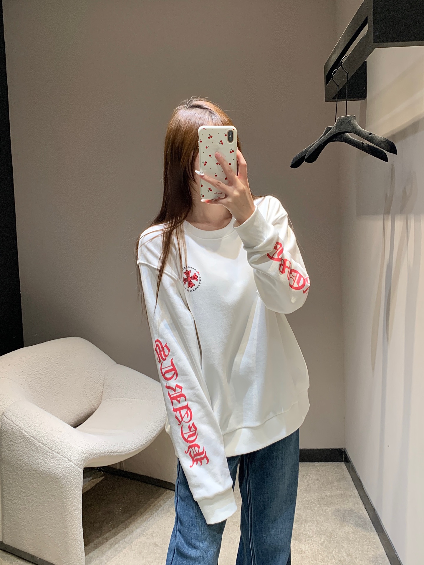 NO:610955,Chrome H*arts 25FW new autumn and winter Sanskrit printed round neck sweatshirt | Exclusive high-end version!  The fabric of the heavyweight sweatshirt is soft and boney, and it looks like a layer of clouds wrapped around it when worn close to the body. It has a giant Sanskrit cross print on the back and a dark pattern of letters on the arms. The red and white/black contrasting colors bring tension. It is a cool logo that stands out in the crowd. The oversized silhouette just hides the flesh, and the round neck design does not stretch the shoulders and neck. Even a small person can wear it with a 'casual and not procrastinating' lazy feeling!  Available in stock S/M/L,,versace,chrome hearts,hoodie,sweatshirts,alexander wang19860909Chrome H*arts 25FW秋冬新款 梵文印花圆领卫衣丨独家高版出品！重磅卫衣面料软而有骨,贴身穿像裹了层云朵,后背巨型十字梵文印花+手臂字母暗纹,红与白/黑的撞色自带张力,是人群里一眼出圈的酷感标识,oversize廓形刚好藏肉,圆领设计不挑肩颈,小个子也能穿出“随性不拖沓”的慵懒感！现货发售S/M/L,,versace,chrome hearts,hoodie,sweatshirts,alexander wang,Women's clothing