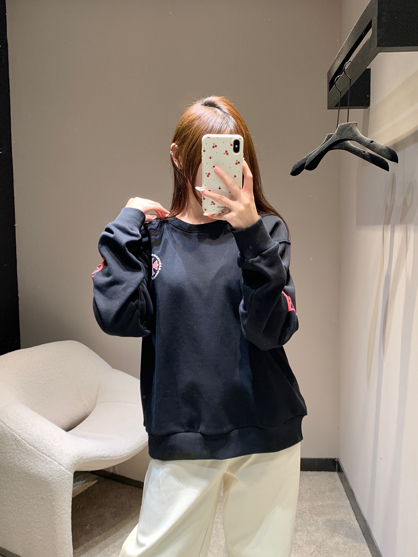 NO:610927,Chrome H*arts 25FW new autumn and winter Sanskrit printed round neck sweatshirt | Exclusive high-end version!  The fabric of the heavyweight sweatshirt is soft and boney, and it looks like a layer of clouds wrapped around it when worn close to the body. It has a giant Sanskrit cross print on the back and a dark pattern of letters on the arms. The red and white/black contrasting colors bring tension. It is a cool logo that stands out in the crowd. The oversized silhouette just hides the flesh, and the round neck design does not stretch the shoulders and neck. Even a small person can wear it with a 'casual and not procrastinating' lazy feeling!  Available in stock S/M/L,,versace,chrome hearts,hoodie,sweatshirts,alexander wang19860909Chrome H*arts 25FW秋冬新款 梵文印花圆领卫衣丨独家高版出品！重磅卫衣面料软而有骨,贴身穿像裹了层云朵,后背巨型十字梵文印花+手臂字母暗纹,红与白/黑的撞色自带张力,是人群里一眼出圈的酷感标识,oversize廓形刚好藏肉,圆领设计不挑肩颈,小个子也能穿出“随性不拖沓”的慵懒感！现货发售S/M/L,,versace,chrome hearts,hoodie,sweatshirts,alexander wang,Women's clothing