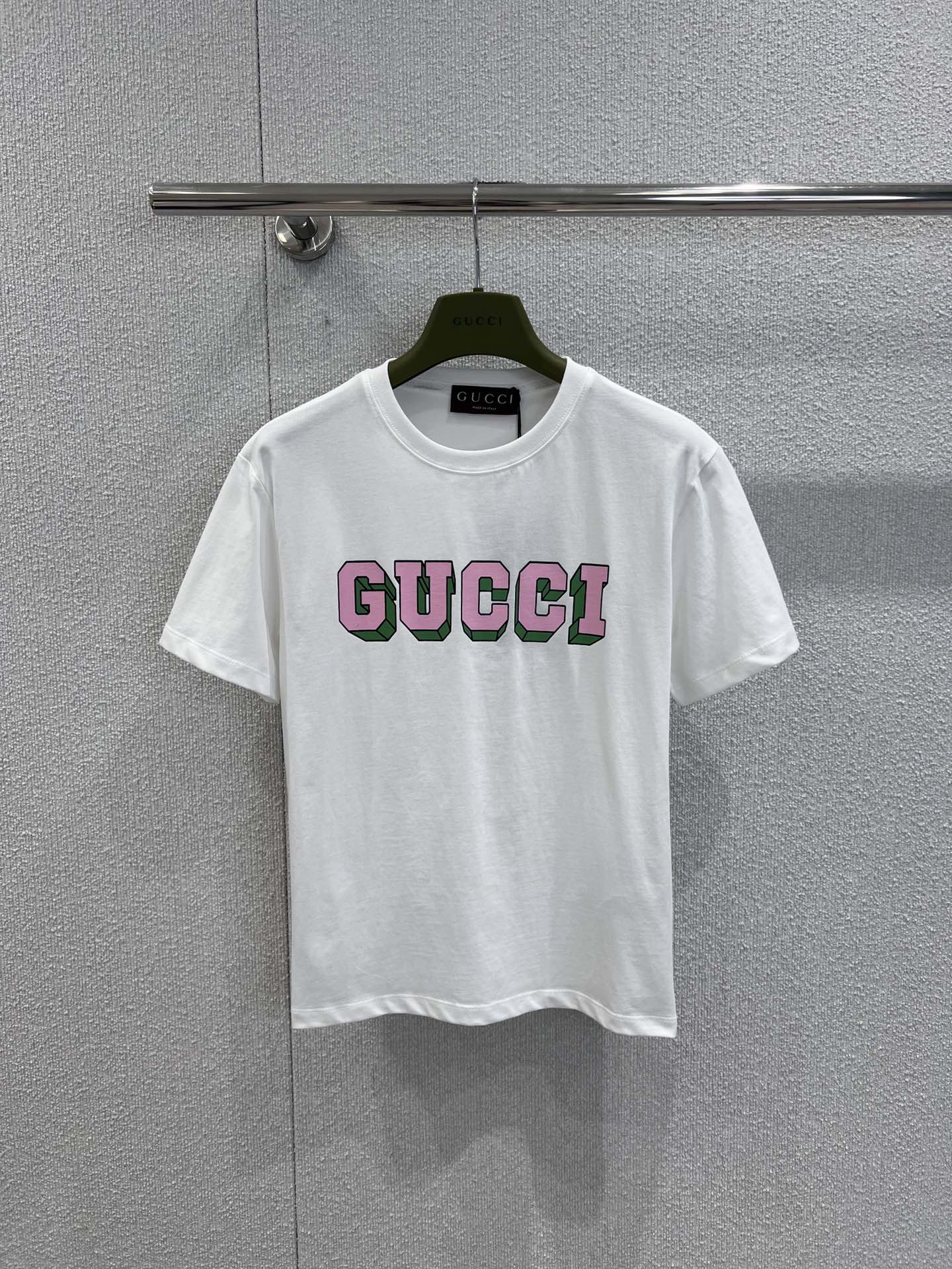 NO:622857,Support exchange Gucc* 26SS early spring new 3D letter printed short-sleeved T-shirt丨Exclusively developed by yb!  High quality production!  Soft and waxy pure cotton fabric, breathable, skin-friendly and not sweaty; stiff and not easy to wrinkle, suitable for wearing alone or stacked in early spring; double 3D letter printing, pink and green contrasting colors bring a spring atmosphere; slim and slightly loose version, hiding the flesh and can be worn casually and lazily!  Ready-made S/M/L real shot details, gucci, T-shirt, tees, t-shirt, alexander wang19860909支持换款 Gucc* 26SS早春新款 3D字母印花短袖T恤丨独家yb开发！高版出品！软糯纯棉面料,透气亲肤不闷汗；挺括不易皱,早春单穿/叠穿都适配；双3D字母印花,粉绿撞色自带春日氛围感；修身微宽松版型,藏肉又能穿出随性慵懒！现货发售S/M/L实拍细节图,,gucci,T-shirt,tees，t-shirt,alexander wang,Women's clothing