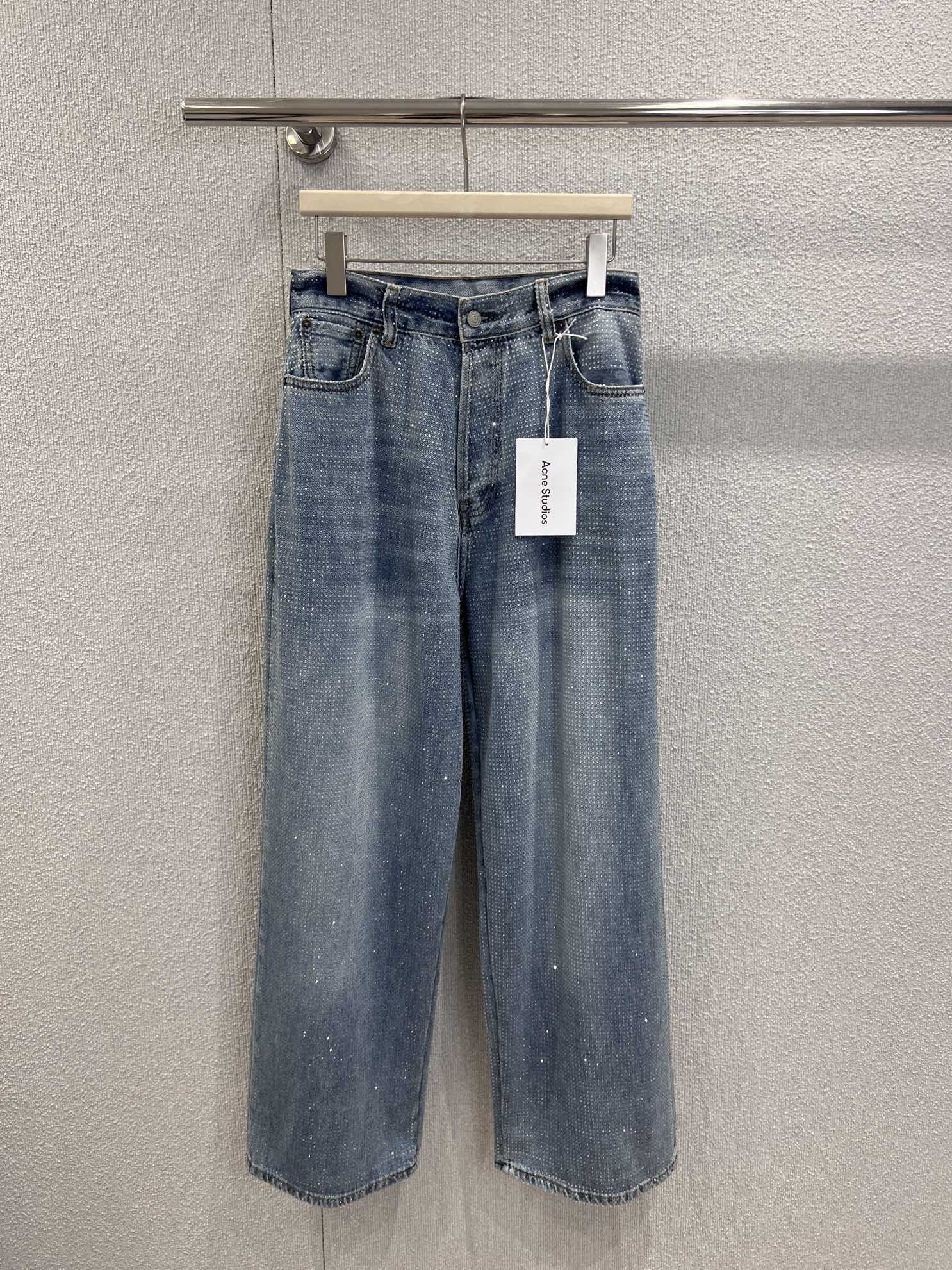 NO:610930,Supports exchange of Acne Studi*s 25Fw new autumn and winter gypsophila hot diamond denim wide-leg pants丨exclusively developed by yb!  High quality production!  The light blue washed denim is covered with fine sparkling rhinestones, making you feel like you are wearing the Milky Way on your body when you move around. It is low-key and glows with the classic wide-leg version. The high waist + loose trousers perfectly hide the flesh. The full drape can also highlight the 2-meter-long legs; the old and polished white + neat topstitching, the retro relaxation feeling is directly welded to the body ~ ready for sale S/M/L real shot details, Acne studios, alexander wang19860909支持换款 Acne Studi*s 25Fw秋冬新款 满天星烫钻牛仔阔腿裤丨独家yb开发！高版出品！浅蓝水洗牛仔布铺满细闪烫钻,走动间像把银河穿在身上,低调又会发光经典阔腿版型,高腰+宽松裤管完美藏肉,垂坠感拉满还能衬出腿长2米既视感；做旧磨白+利落明线,复古松弛感直接焊在身上~现货发售S/M/L实拍细节图,,acne studios,alexander wang,Women's clothing