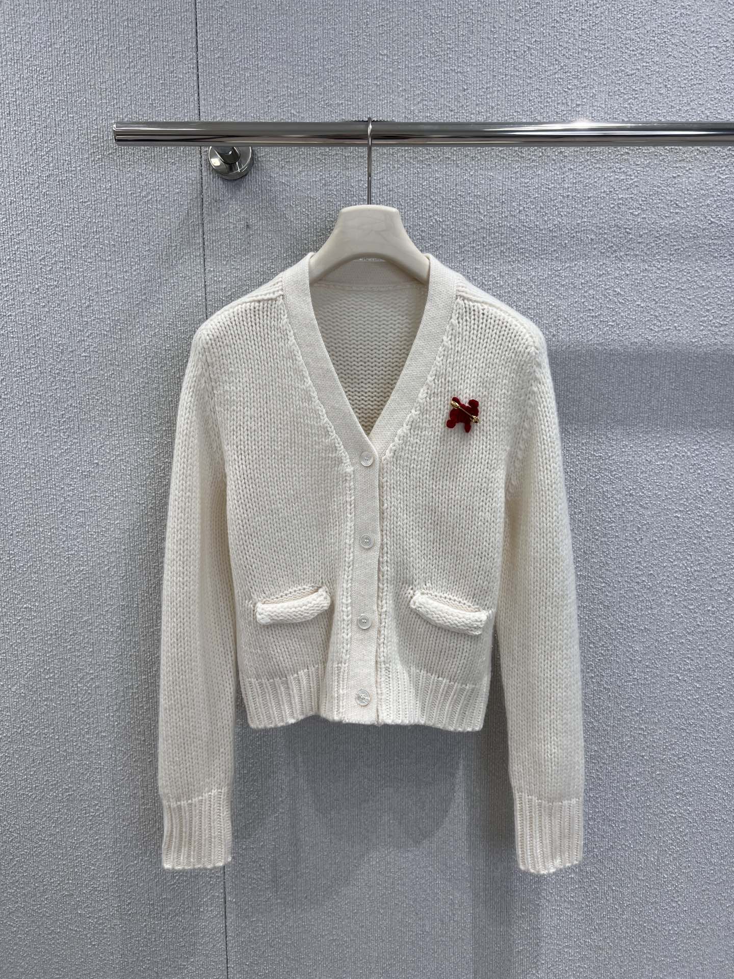 NO:610941,Supports exchange Celin* 25FW new autumn and winter Arc de Triomphe pin V-neck cashmere cardigan丨Exclusively developed by yb!  High quality production!  The soft and fufu cashmere knit is full of warmth. The finishing touch is the three-dimensional plush + metal buckle design decorated with Arc de Triomphe pins on the chest. It has a retro and playful feel, and can be adjusted to suit your preference. It can be worn in many styles in one piece. The V-neck shape is neat and small, and the short cut is just stuck on the waistline. It can be worn with skirts and trousers to show off the light proportions. Ready-made S/M/L real shot details, celine, skirts, alexander wang19860909支持换款 Celin* 25FW秋冬新款 凯旋门别针V领羊绒开衫丨独家yb开发！高版出品！软fufu的羊绒针织裹满暖意,点睛之笔是胸前的凯旋门别针装饰立体毛绒+金属扣设计,自带复古俏皮感,还能随喜好调整位置,一件穿出N种风格~V领版型利落显脸小,短款剪裁刚好卡在腰线,搭裙装裤装都能衬出轻盈比例.现货发售S/M/L实拍细节图,,celine,skirts,alexander wang,Women's clothing