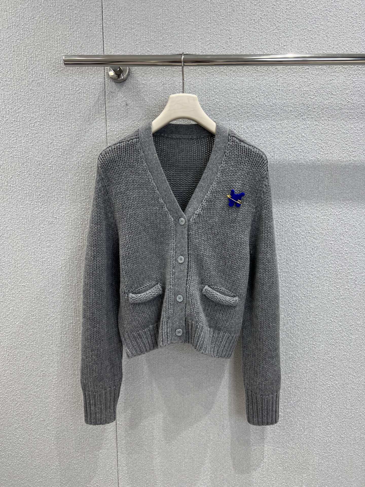 NO:610936,Supports exchange Celin* 25FW new autumn and winter Arc de Triomphe pin V-neck cashmere cardigan丨Exclusively developed by yb!  High quality production!  The soft and fufu cashmere knit is full of warmth. The finishing touch is the three-dimensional plush + metal buckle design decorated with Arc de Triomphe pins on the chest. It has a retro and playful feel, and can be adjusted to suit your preference. It can be worn in many styles in one piece. The V-neck shape is neat and small, and the short cut is just stuck on the waistline. It can be worn with skirts and trousers to show off the light proportions. Ready-made S/M/L real shot details, celine, skirts, alexander wang19860909支持换款 Celin* 25FW秋冬新款 凯旋门别针V领羊绒开衫丨独家yb开发！高版出品！软fufu的羊绒针织裹满暖意,点睛之笔是胸前的凯旋门别针装饰立体毛绒+金属扣设计,自带复古俏皮感,还能随喜好调整位置,一件穿出N种风格~V领版型利落显脸小,短款剪裁刚好卡在腰线,搭裙装裤装都能衬出轻盈比例.现货发售S/M/L实拍细节图,,celine,skirts,alexander wang,Women's clothing